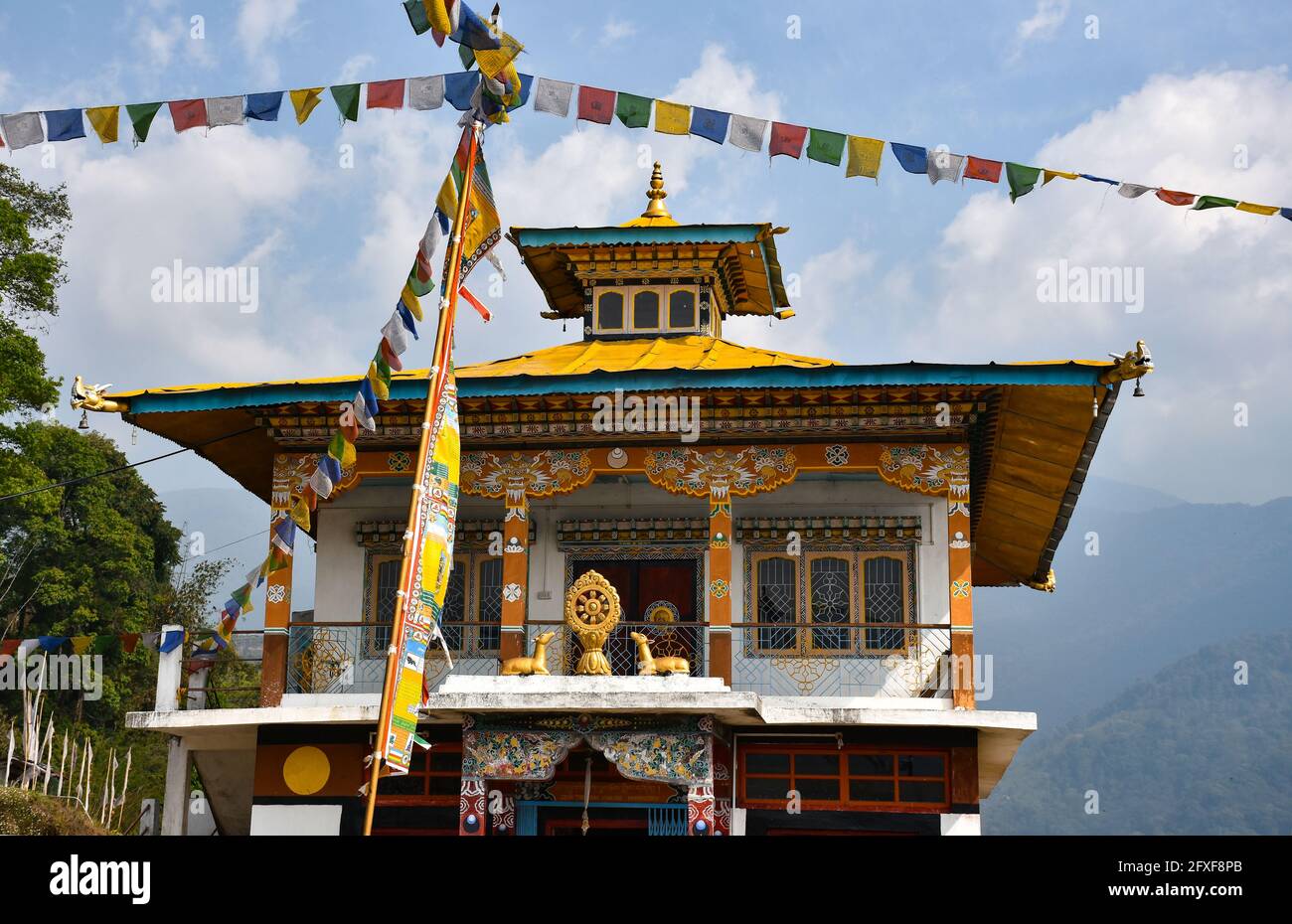 Schöne buddhistische Gumpa mit gelber Gebetsfahne. Stockfoto