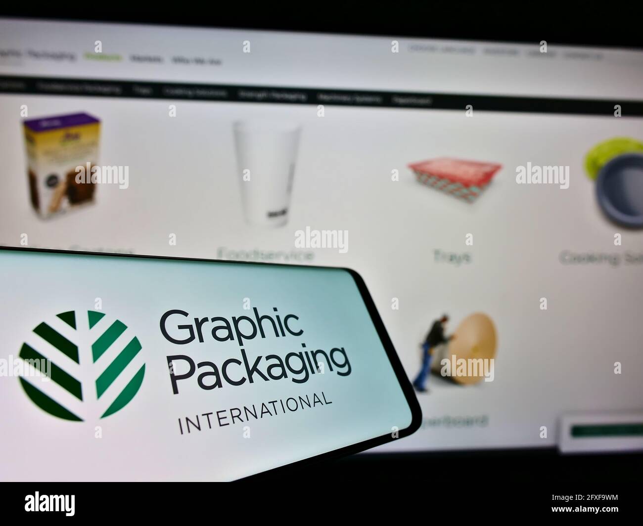 Smartphone mit Logo der US-Firma Graphic Packaging International LLC auf dem Bildschirm vor der Business-Website. Konzentrieren Sie sich auf die Mitte links des Telefondisplays. Stockfoto