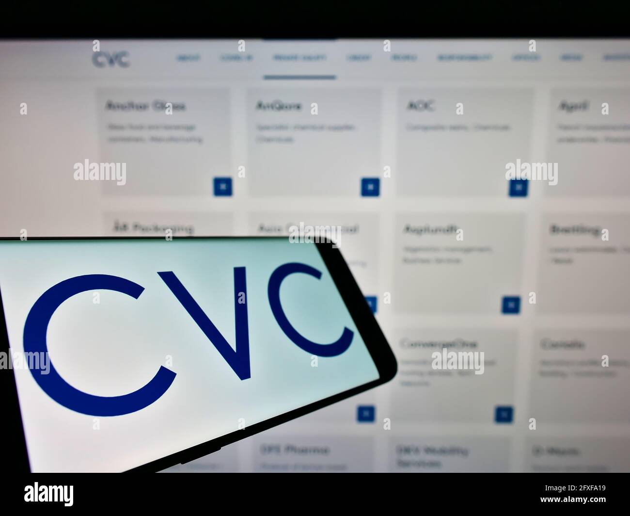Smartphone mit Logo der Private-Equity-Gesellschaft CVC Capital Partners auf dem Bildschirm vor der Business-Website. Konzentrieren Sie sich auf die Mitte links des Telefondisplays. Stockfoto