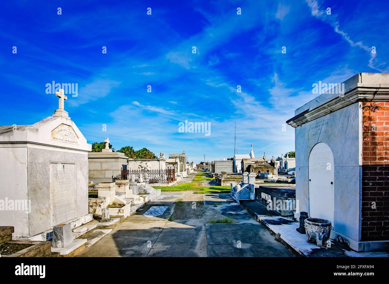 Oberirdische Gräber und Familiengräber sind auf dem St. Patrick Friedhof Nr. 2, 14. November 2015, in New Orleans, Louisiana, abgebildet. Stockfoto