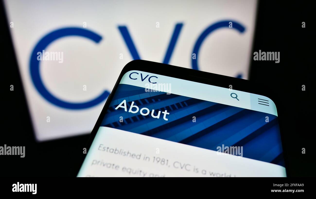 Handy mit Business-Webseite des Private-Equity-Unternehmens CVC Capital Partners auf dem Bildschirm vor dem Logo. Konzentrieren Sie sich auf die obere linke Seite des Telefondisplays. Stockfoto