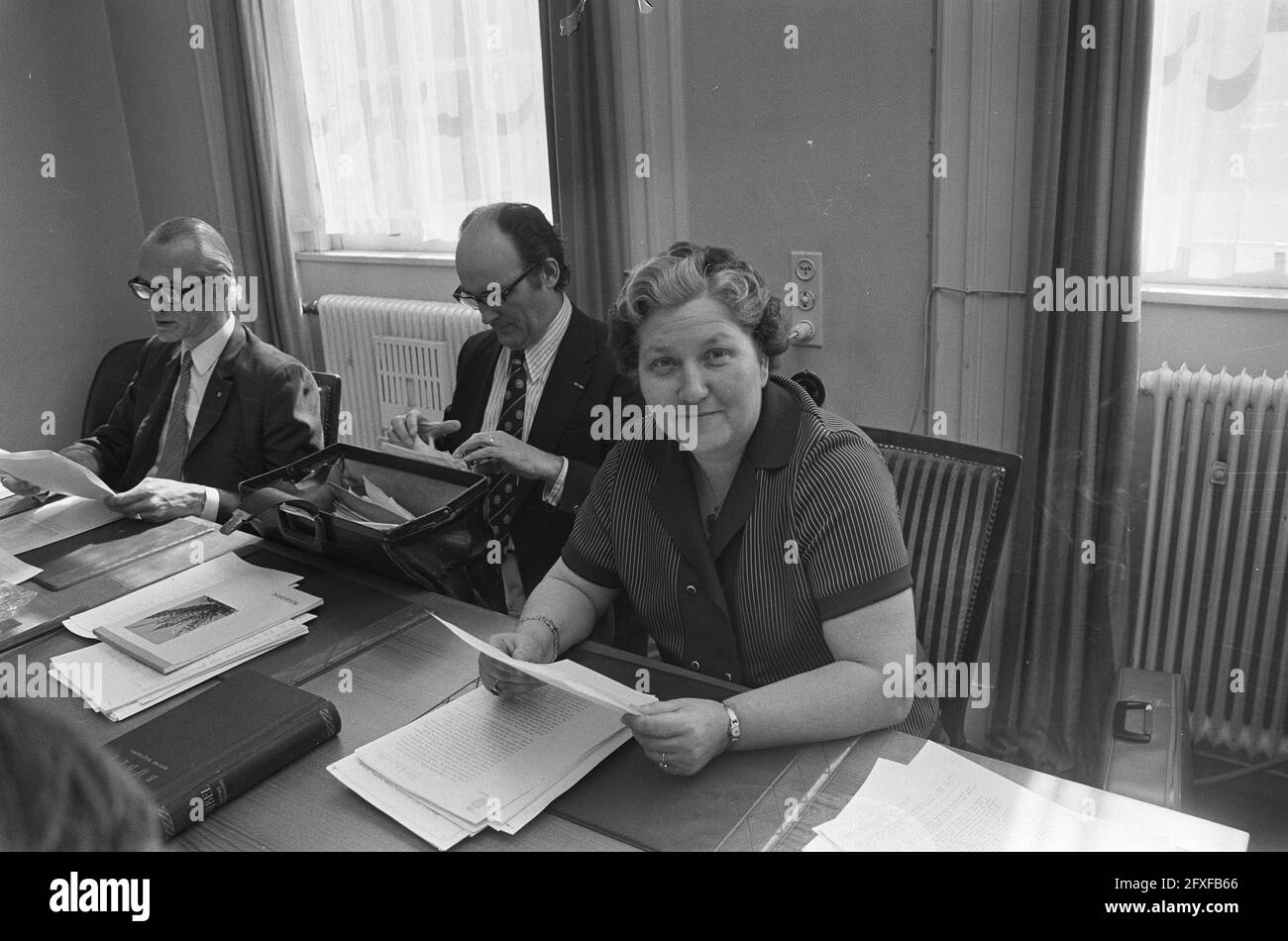 Unterhaus ARP-Gruppentreffen, Frau Van Leeuwen (rechts) neben dem Gruppenvorsitzenden Aantjes, 15. Mai 1973, Gruppenvorsitzende, Niederlande, Foto der Presseagentur des 20. Jahrhunderts, zu erinnerende Nachrichten, Dokumentarfilm, historische Fotografie 1945-1990, visuelle Geschichten, Menschliche Geschichte des zwanzigsten Jahrhunderts, Momente in der Zeit festzuhalten Stockfoto