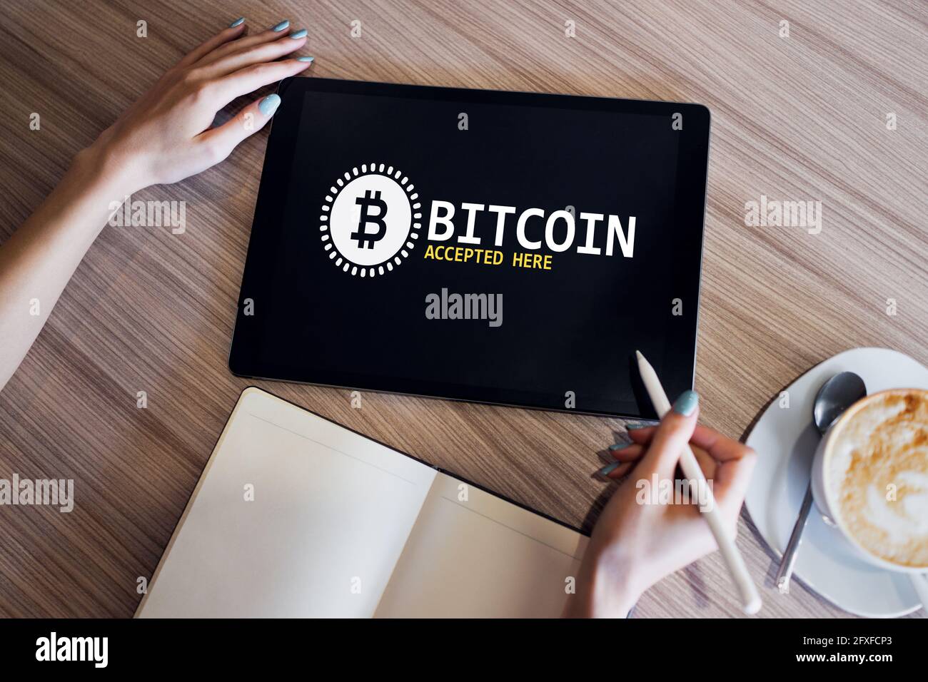 Bitcoin akzeptiert hier Zeichen auf dem Bildschirm. E-Payment-, Kryptowährungs- und Finanztechnologiekonzept. Stockfoto