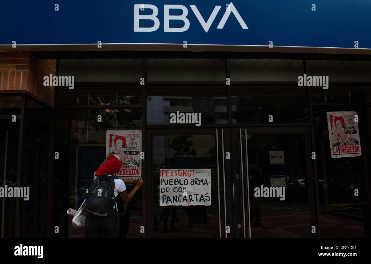 Medellin, Antioquia, Kolumbien. Mai 2021. Demonstranten kleben in einer Demonstration der darstellenden Künste Zeichen gegen Banken und Banker, während Künstler und Demonstranten gegen die Regierung von Präsident Ivan Duque Marquez und den Gewaltmissbrauch durch die Polizei protestierten, der seit Beginn der regierungsübergreifenden Proteste im ganzen Land zu mindestens 40 Toten führt. Am 26. Mai 2021 in Medellin, Kolumbien. Quelle: Miyer Juana/LongVisual/ZUMA Wire/Alamy Live News Stockfoto