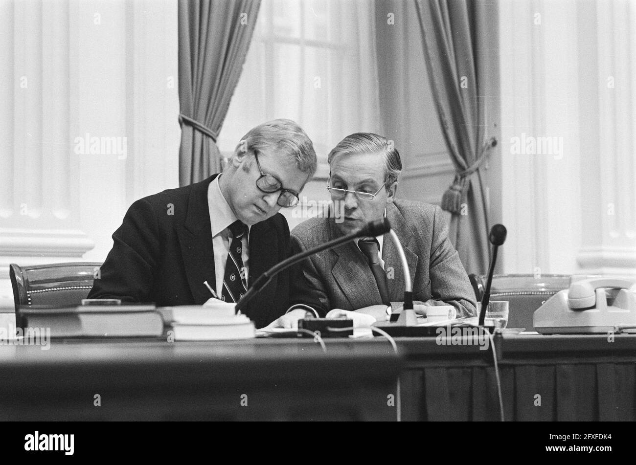 Repräsentantenhaus, vorläufige Steuermaßnahmen stehen noch aus; Minister Frans Andriessen (l.) und Staatssekretär Nooteboom, 30. November 1978, Politik, Niederlande, 20. Jahrhundert Presseagentur Foto, Nachrichten zu erinnern, Dokumentarfilm, historische Fotografie 1945-1990, visuelle Geschichten, Menschliche Geschichte des zwanzigsten Jahrhunderts, Momente in der Zeit festzuhalten Stockfoto