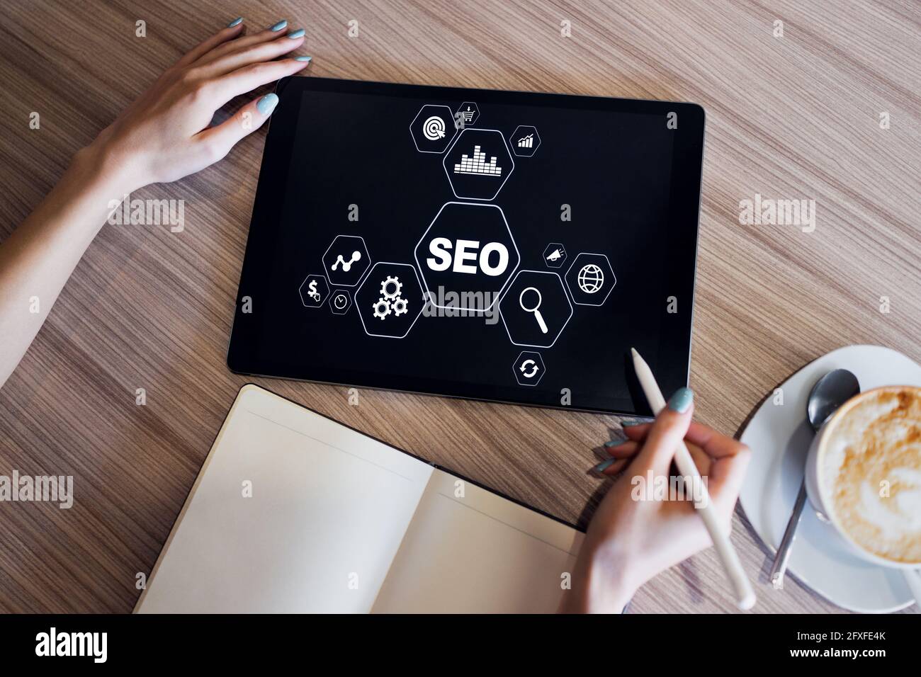 SEO - Suchmaschinenoptimierung. Digitales Marketingkonzept auf dem Bildschirm. Stockfoto