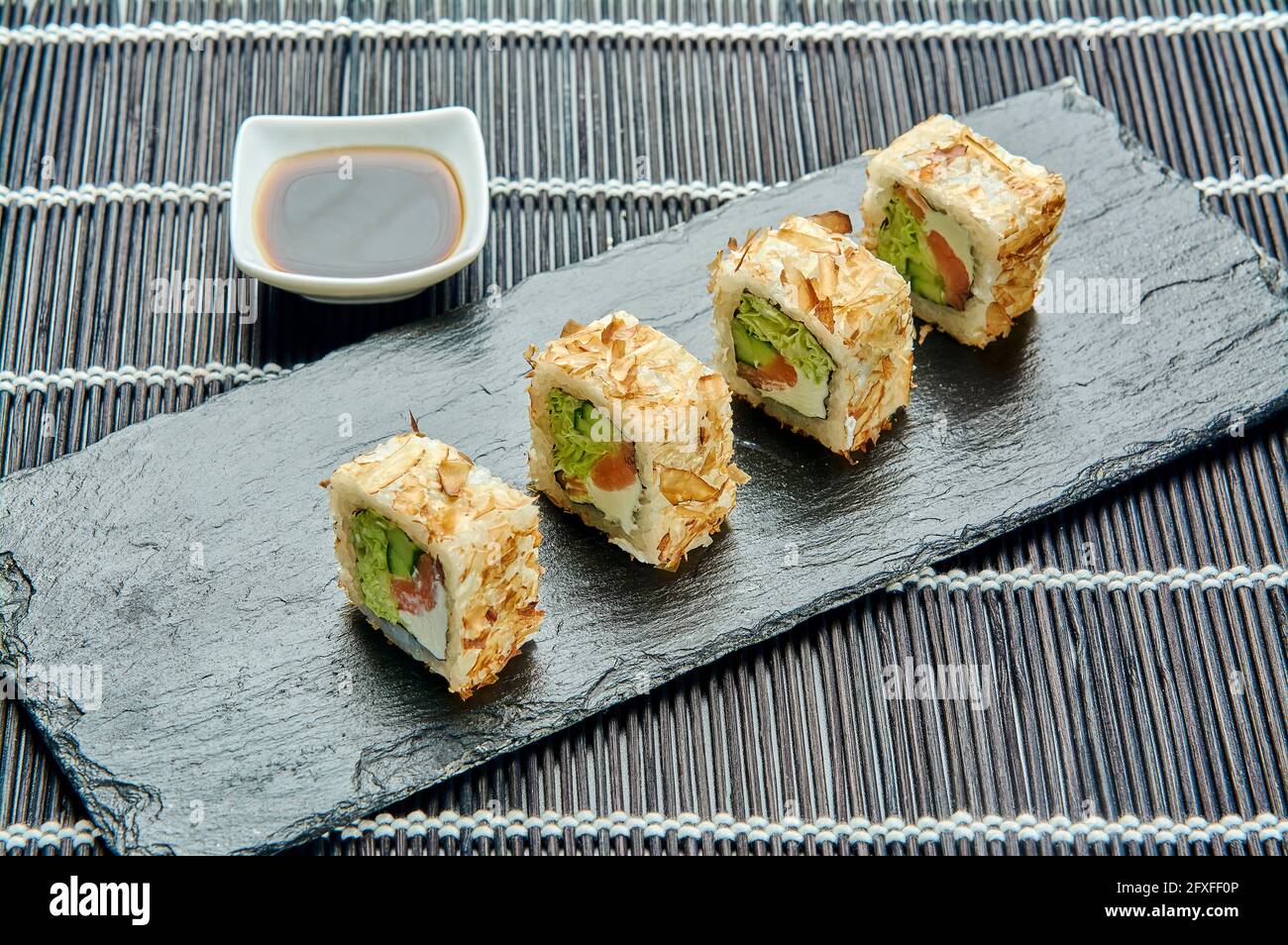 japanisches Sushi-Essen, Bonito-Lachs, Sushi auf einem Steinständer Stockfoto