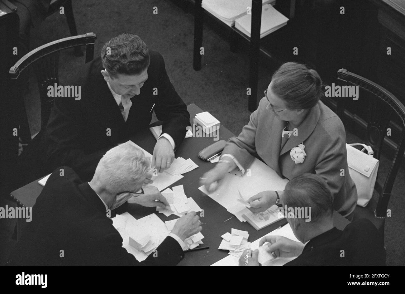 Lower House in seiner neuen Komposition zum ersten Mal einberufen, Bauer Koekoek lesen Artikel in The Telegraph über einen neu veröffentlichten Landwirt, 5. Juni 1963, Kompositionen, Veröffentlichungen, Niederlande, Presseagentur des 20. Jahrhunderts, Foto, Nachrichten zum erinnern, Dokumentarfilm, historische Fotografie 1945-1990, visuelle Geschichten, Menschliche Geschichte des zwanzigsten Jahrhunderts, Momente in der Zeit festzuhalten Stockfoto