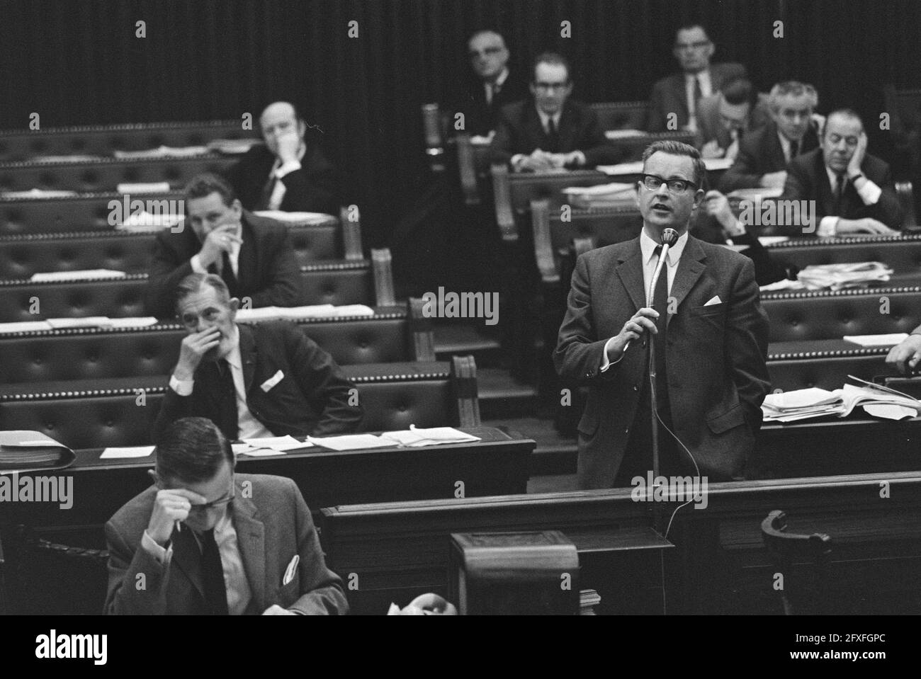 Das Repräsentantenhaus, Minister Witteveen und Staatssekretär Grapperhaus beantworten Fragen des Repräsentantenhauses; Nr. 8, 9, 10: Scholten, 25. November, 1970, Niederlande, Presseagentur des 20. Jahrhunderts, Foto, Nachrichten zum erinnern, Dokumentarfilm, historische Fotografie 1945-1990, visuelle Geschichten, Menschliche Geschichte des zwanzigsten Jahrhunderts, Momente in der Zeit festzuhalten Stockfoto Das Repräsentantenhaus, Minister Witteveen und Staatssekretär Grapperhaus beantworten Fragen des Repräsentantenhauses; Nr. 8, 9, 10: Scholten, 25. November, 1970, Niederlande, Presseagentur des 20. Jahrhunderts, Foto, Nachrichten zum erinnern, Dokumentarfilm, historische Fotografie 1945-1990, visuelle Geschichten, Menschliche Geschichte des zwanzigsten Jahrhunderts, Momente in der Zeit festzuhalten Stockfoto