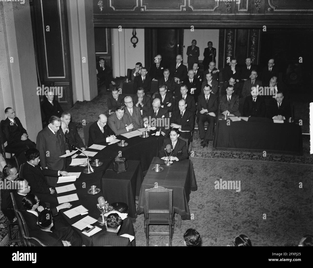 Zweite Ministerkonferenz der Niederlande in Ostindien in Den Haag, 20. November 1950, Ministerkonferenzen, Delegationen, Niederlande, Presseagentur des 20. Jahrhunderts, Foto, Nachrichten zum erinnern, Dokumentarfilm, historische Fotografie 1945-1990, visuelle Geschichten, Menschliche Geschichte des zwanzigsten Jahrhunderts, Momente in der Zeit festzuhalten Stockfoto