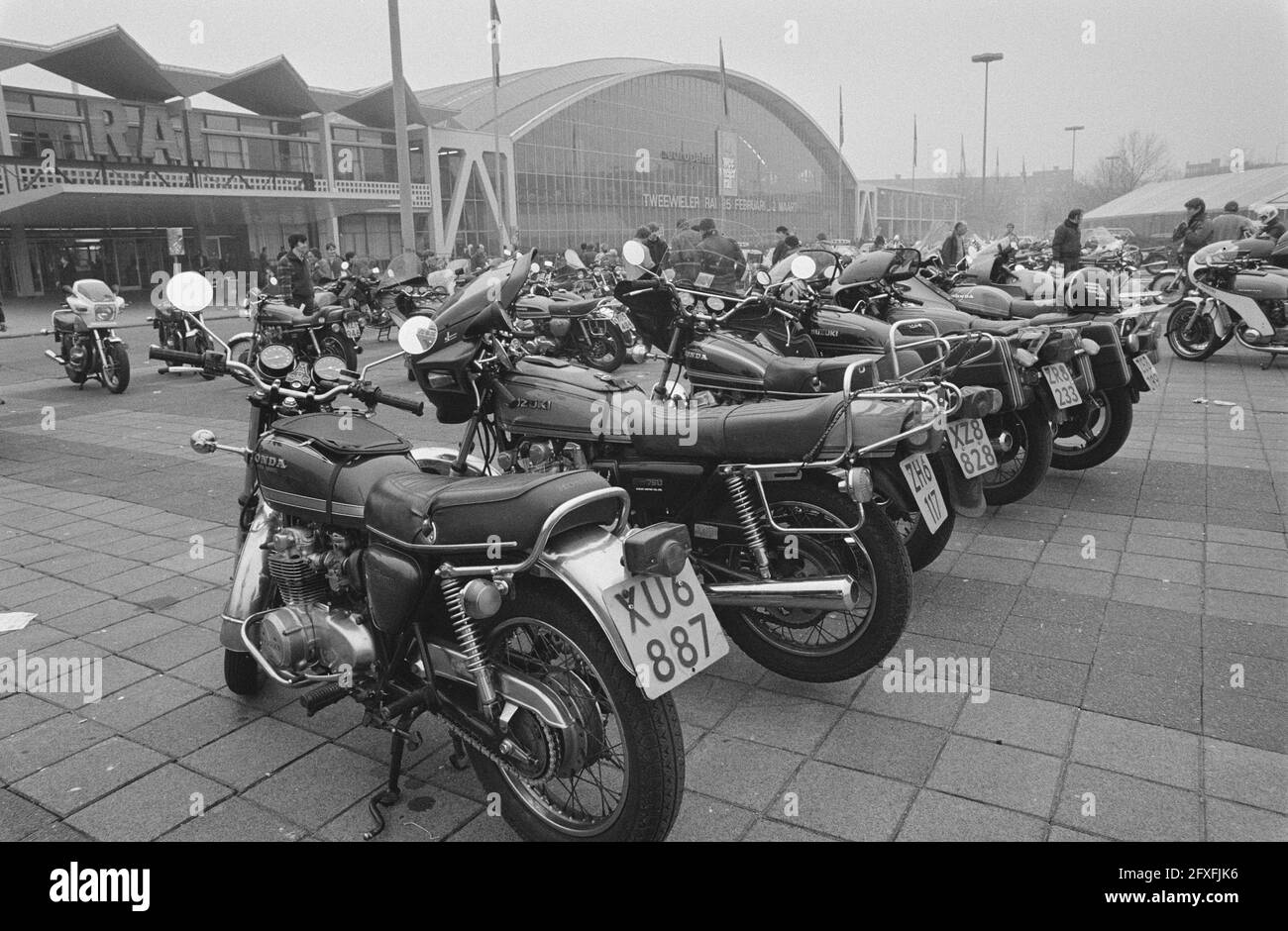 Tweewieler RAI 1980 mit Präsentation des Pro Motor Prize an Regisseur Paul Verhoeven, Motorräder vor dem RAI, 25. Februar 1980, Ausstellungen, Motorräder, Niederlande, Presseagentur des 20. Jahrhunderts, Foto, Nachrichten zum erinnern, Dokumentarfilm, historische Fotografie 1945-1990, visuelle Geschichten, Menschliche Geschichte des zwanzigsten Jahrhunderts, Momente in der Zeit festzuhalten Stockfoto