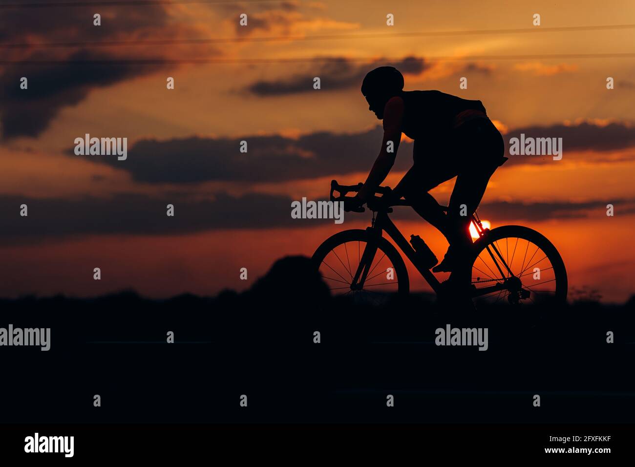 Silhouette von starken Mann Rennen auf Asphaltstraße Stockfoto