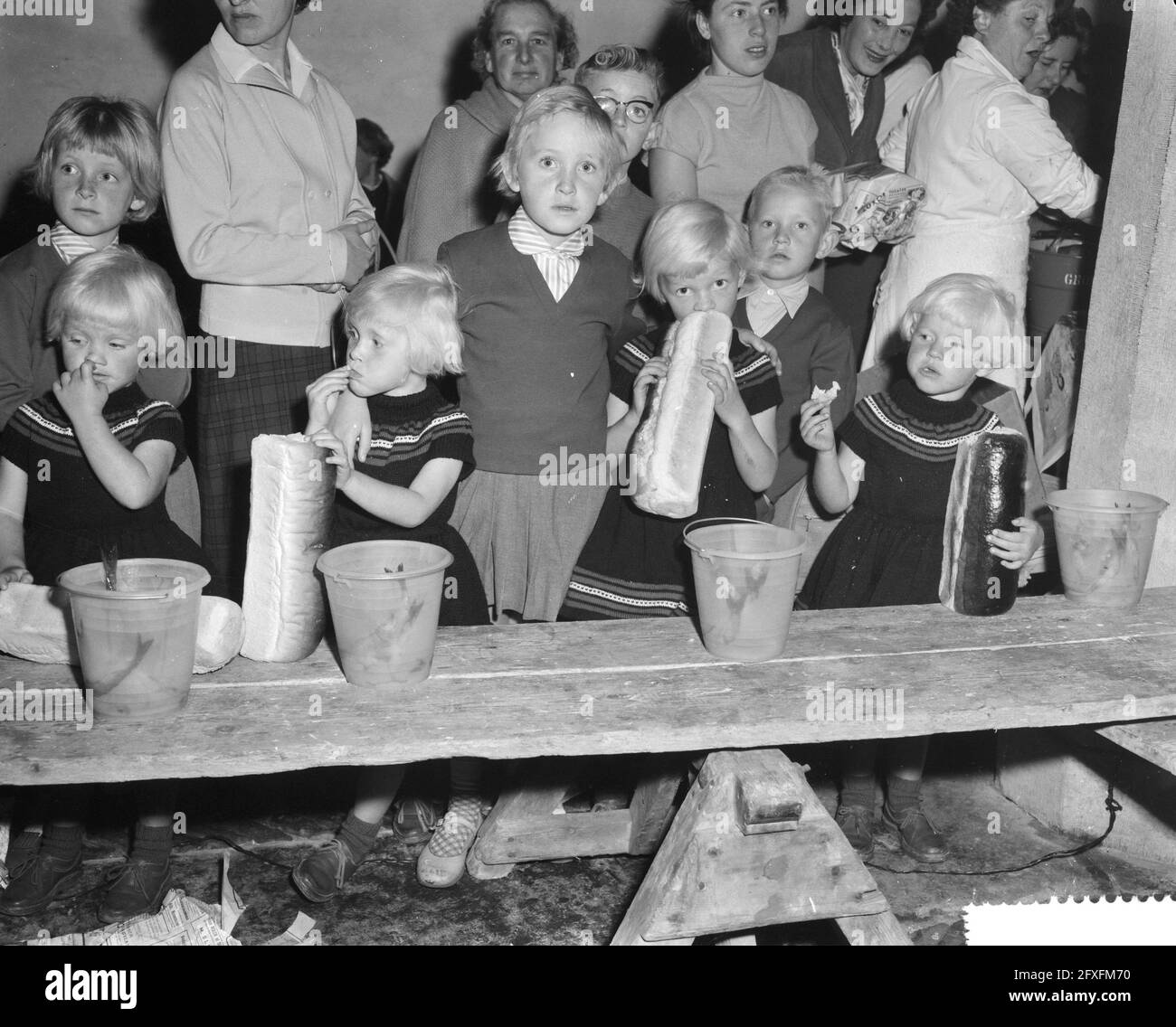 Verbreitung Honig und Weißbrot Leiden, 3. Oktober 1959, Verteilungen, Weißbrot, Niederlande, Presseagentur des 20. Jahrhunderts, Foto, Nachrichten zum erinnern, Dokumentarfilm, historische Fotografie 1945-1990, visuelle Geschichten, Menschliche Geschichte des zwanzigsten Jahrhunderts, Momente in der Zeit festzuhalten Stockfoto