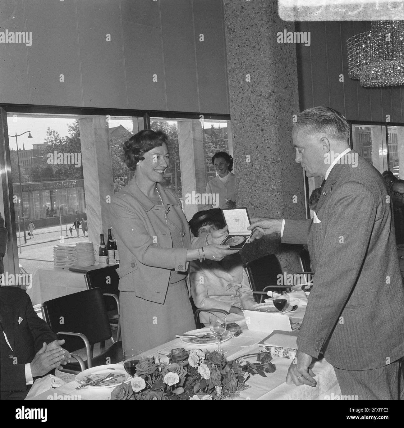 Verleihung der Theaterpreise im Rotterdamer Doelen, Elisabeth Andersen erhält Preis, 7. Juni 1966, PRIZESUITREIKINGS, TONEELPRIJZEN, Niederlande, Presseagentur des 20. Jahrhunderts, Foto, Nachrichten zum erinnern, Dokumentarfilm, historische Fotografie 1945-1990, visuelle Geschichten, Menschliche Geschichte des zwanzigsten Jahrhunderts, Momente in der Zeit festzuhalten Stockfoto