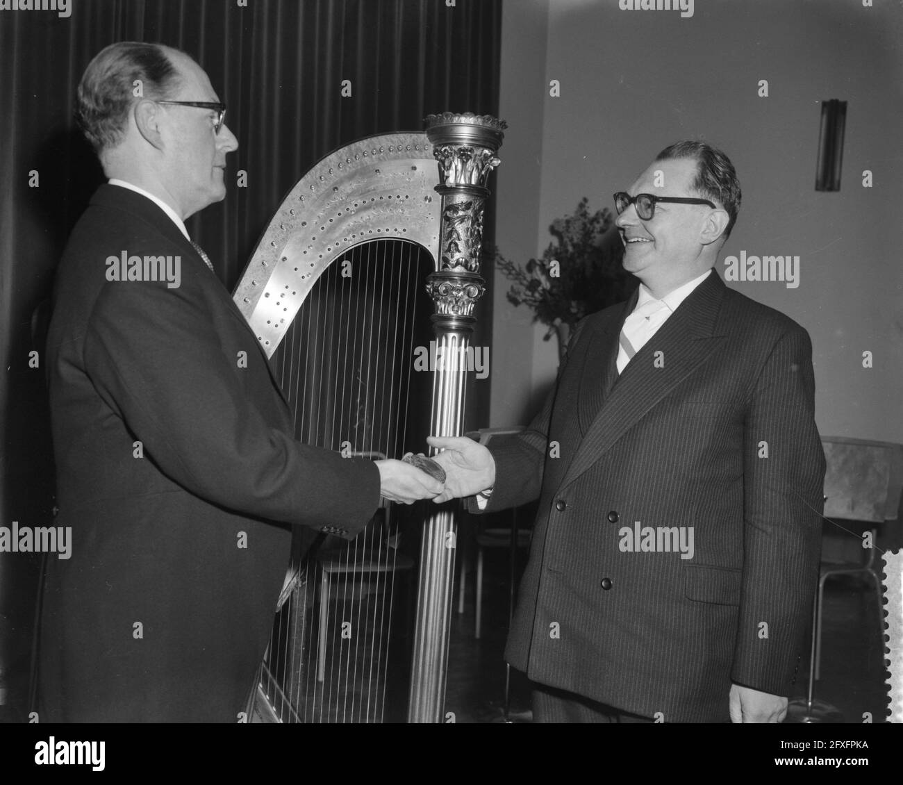 Präsentation des Pierre Bayleprijs im Boijmans van Beuningen Museum, Wouter Paap (rechts), Erhalt der Medaille von Herman Vlug, 11. April 1959, Niederlande, Presseagentur des 20. Jahrhunderts, Foto, News to remember, Dokumentarfilm, historische Fotografie 1945-1990, visuelle Geschichten, Menschliche Geschichte des zwanzigsten Jahrhunderts, Momente in der Zeit festzuhalten Stockfoto