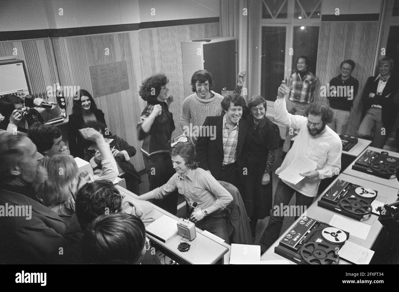Radiosendungen von Radio Amsterdam City begannen; Freude an den ersten Sendemomenten, rechter Chefredakteur Leo Jacobs links von ihm, 5. Januar 1976, Niederlande, Foto der Presseagentur des 20. Jahrhunderts, zu erinnerende Nachrichten, Dokumentarfilm, historische Fotografie 1945-1990, visuelle Geschichten, Menschliche Geschichte des zwanzigsten Jahrhunderts, Momente in der Zeit festzuhalten Stockfoto