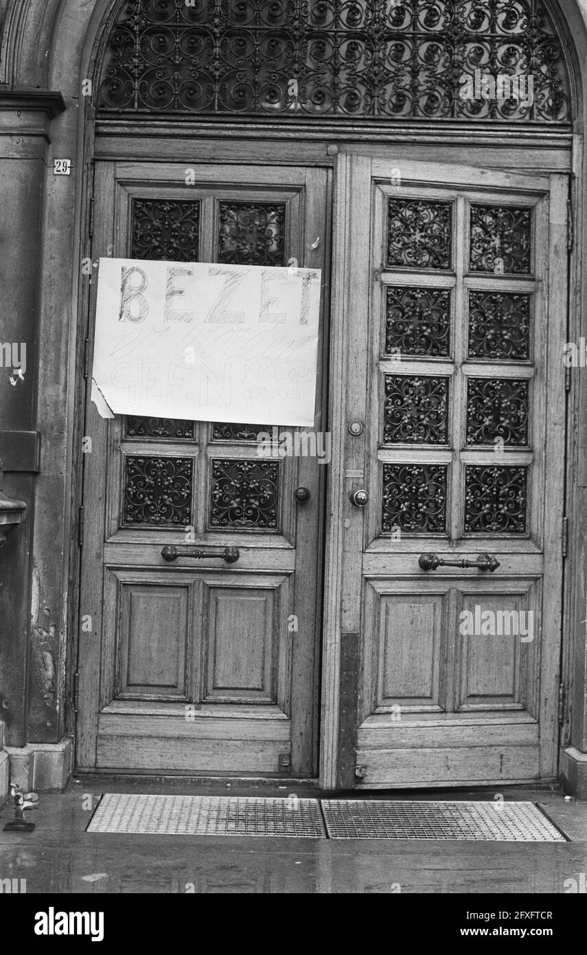 Universität Utrecht besetzt aus Protest gegen tausend Gulden Studiengebühren, Studenten vor verschlossenen Türen, 13. Februar 1973, STUDENTEN, Berufe, Proteste, Universitäten, Niederlande, Presseagentur des 20. Jahrhunderts, Foto, Nachrichten zu erinnern, Dokumentarfilm, historische Fotografie 1945-1990, visuelle Geschichten, Menschliche Geschichte des zwanzigsten Jahrhunderts, Momente in der Zeit festzuhalten Stockfoto