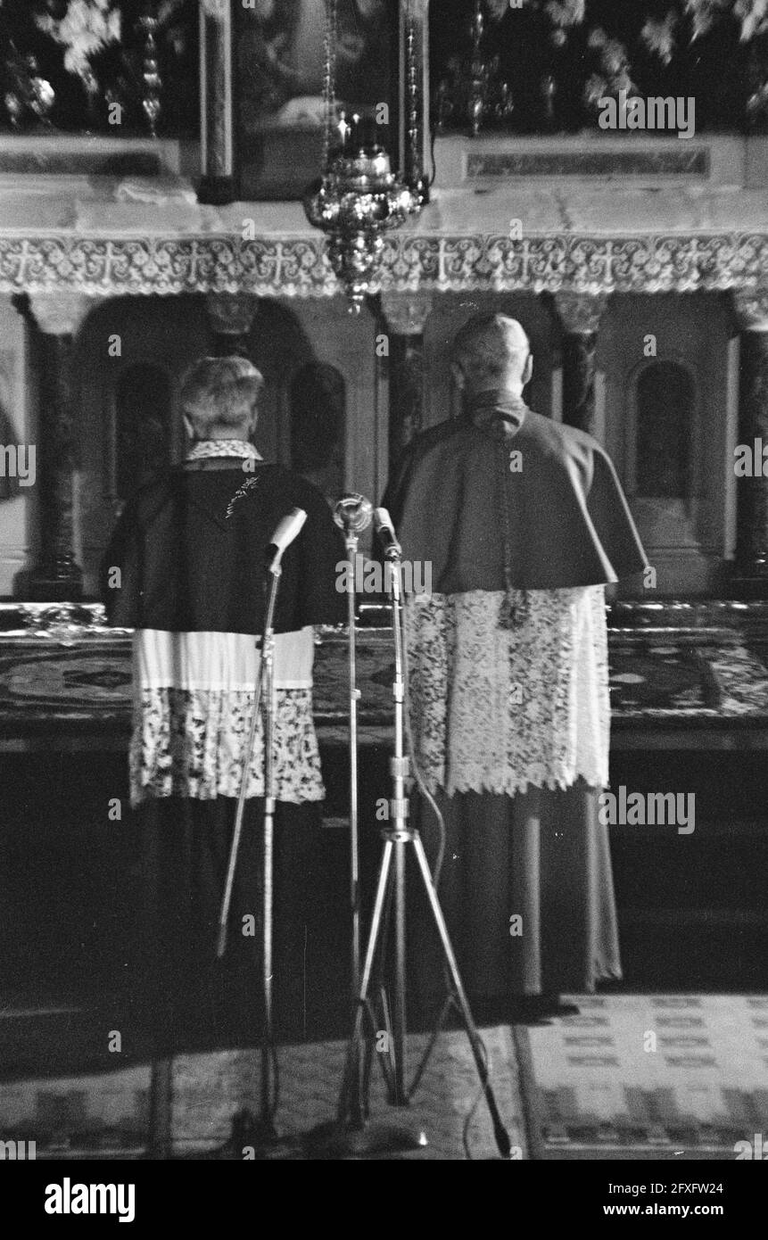 Utrecht. St. Gertrudis Kathedrale. Vesper fand am 7. November 1966 in Anwesenheit des altkatholischen Erzbischofs von Utrecht, Andreas Rinkel, und des römisch-katholischen Erzbischofs von Utrecht, Kardinal Alfrink, statt. Beide hohen Geistlichen vor dem Hochaltar, 7. November 1966, Erzbischöfe, Altäre, Innenraum, Kardinäle, Kirchen, Mikrofone, Gottesdienste, Niederlande, Presseagentur des 20. Jahrhunderts, Foto, Nachrichten zum erinnern, Dokumentarfilm, historische Fotografie 1945-1990, visuelle Geschichten, Menschliche Geschichte des zwanzigsten Jahrhunderts, Momente in der Zeit festzuhalten Stockfoto