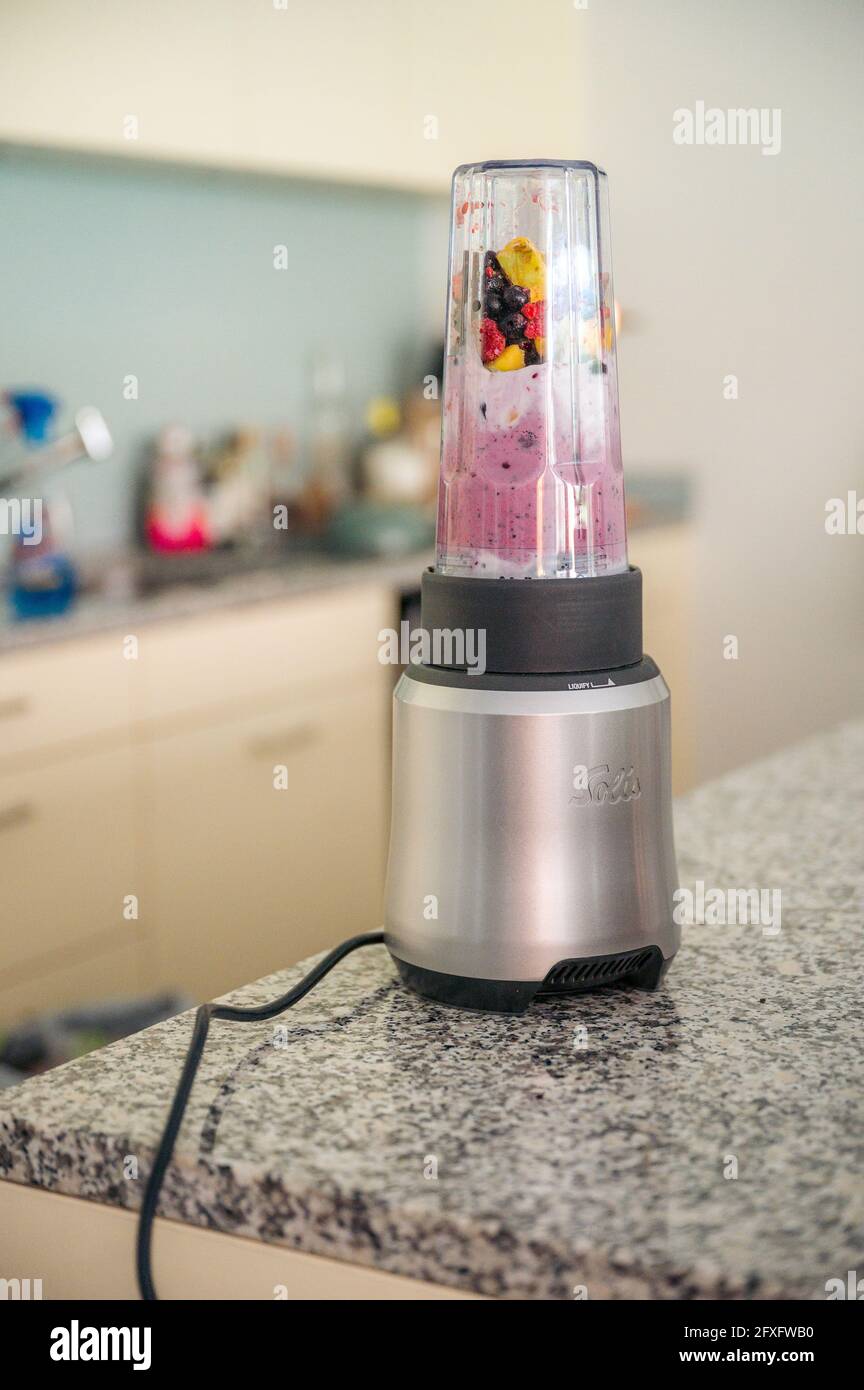 Smoothie-Schüssel mit Mango und Beeren im Mixer Stockfoto