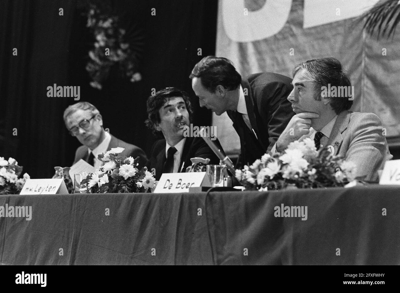 Von links nach rechts CDA-Vorsitzender Steenkamp, CDA-Gruppenleiter Lubbers, CHU-Vorsitzender Van Leeuwen und ARP-Vorsitzender De Boer, 15. Dezember 1979, Kongresse, Parlamentarier, Politische Parteien, Vorsitzende, Niederlande, Foto der Presseagentur des 20. Jahrhunderts, Nachrichten zur Erinnerung, Dokumentarfilm, historische Fotografie 1945-1990, visuelle Geschichten, Menschliche Geschichte des zwanzigsten Jahrhunderts, Momente in der Zeit festzuhalten Stockfoto