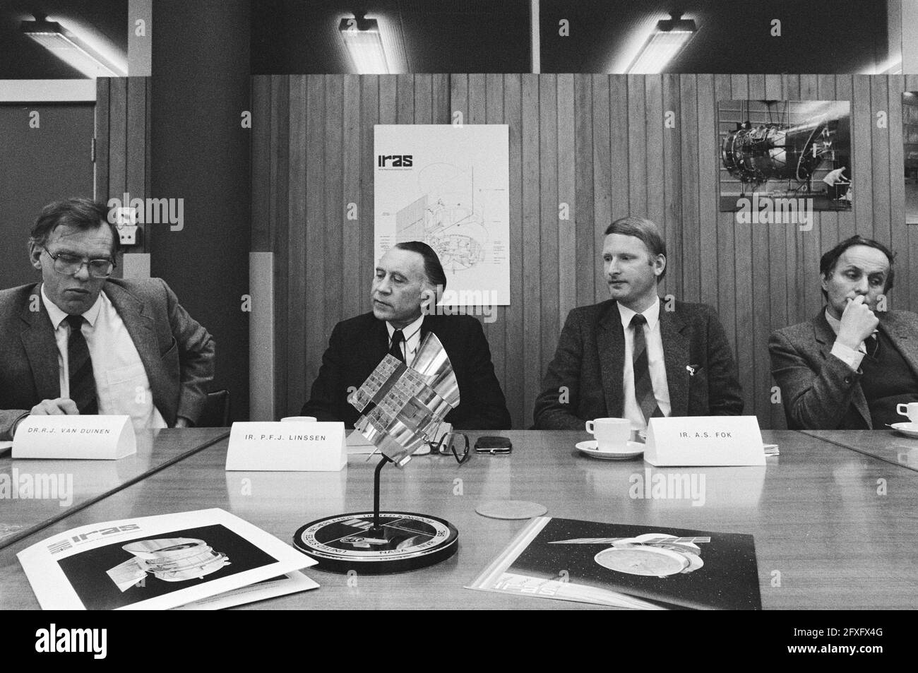 Von links nach rechts Linssen (Direktor des Niederländischen Instituts für Flugzeugentwicklung und Raumfahrt, NIVR), ir. FOK (IRAS-NL) und prof. Habing. Im Vordergrund ein Modell der Regalsprinkler, 17. Januar 1983, Infrarot, Raum, Scale Models, Niederlande, Presseagentur des 20. Jahrhunderts, News to Remember, Dokumentarfilm, historische Fotografie 1945-1990, visuelle Geschichten, Menschliche Geschichte des zwanzigsten Jahrhunderts, Momente in der Zeit festzuhalten Stockfoto