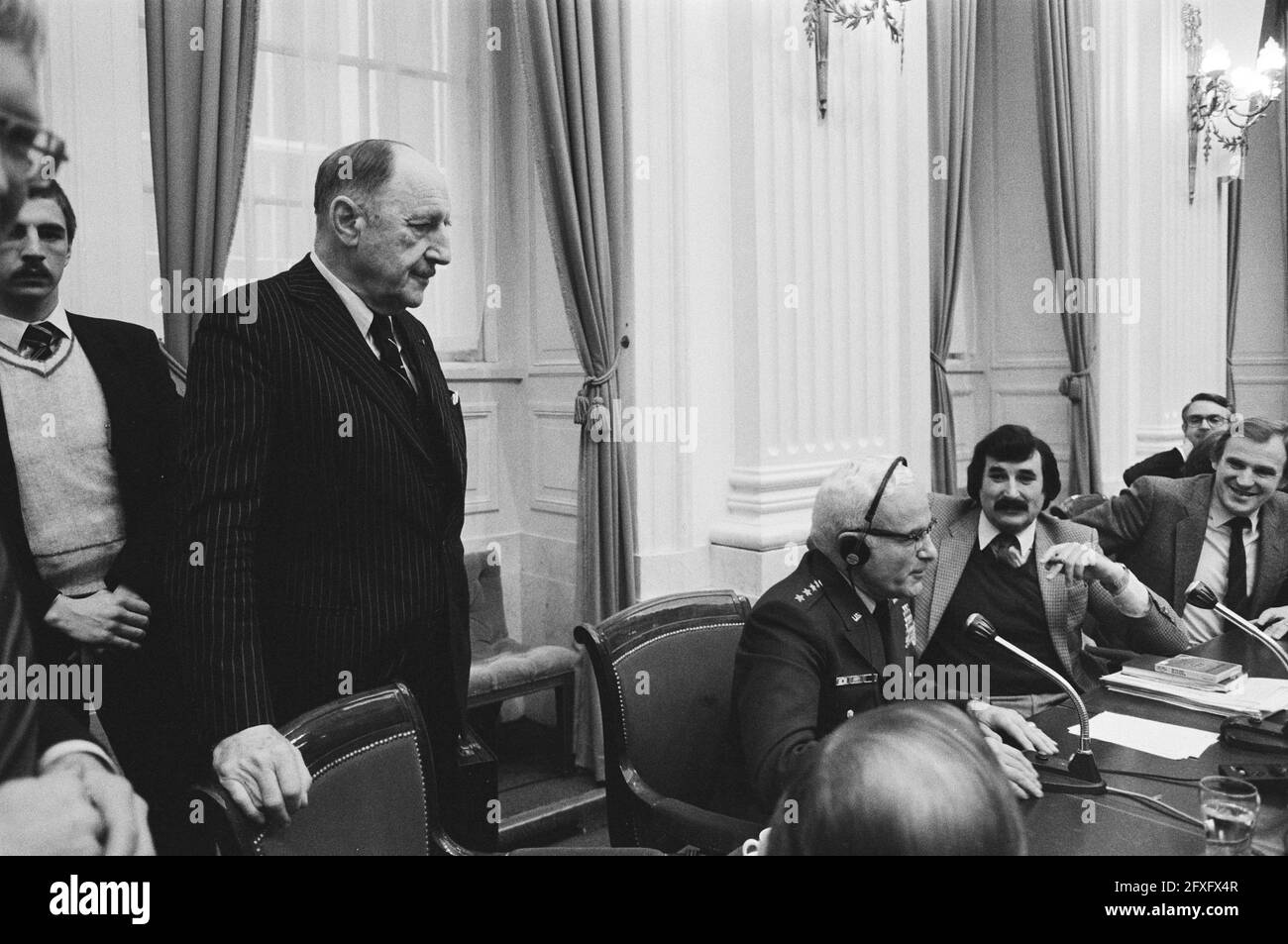 Von links nach rechts LUNs, General Rogers, Harry van de Berg, 13. Januar 1983, Rüstungen, Parlamentarier, Waffen, Niederlande, Foto der Presseagentur des 20. Jahrhunderts, zu erinnerende Nachrichten, Dokumentarfilm, historische Fotografie 1945-1990, visuelle Geschichten, Menschliche Geschichte des zwanzigsten Jahrhunderts, Momente in der Zeit festzuhalten Stockfoto