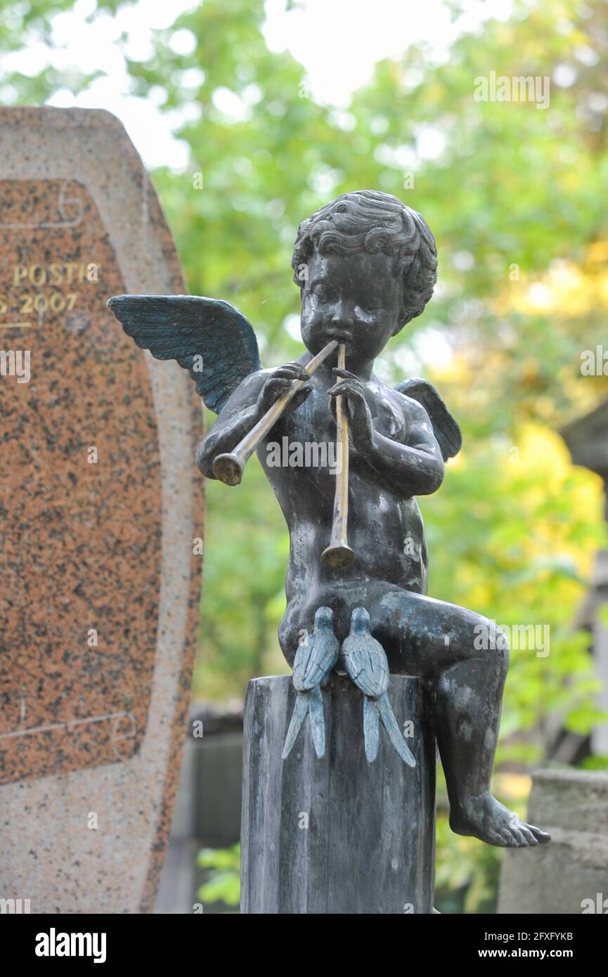 Paris, Frankreich, 29. September 2017: Friedhof am Fuße des Montmartre; keines der Gräber zeigt eine bekannte Persönlichkeit. Stockfoto