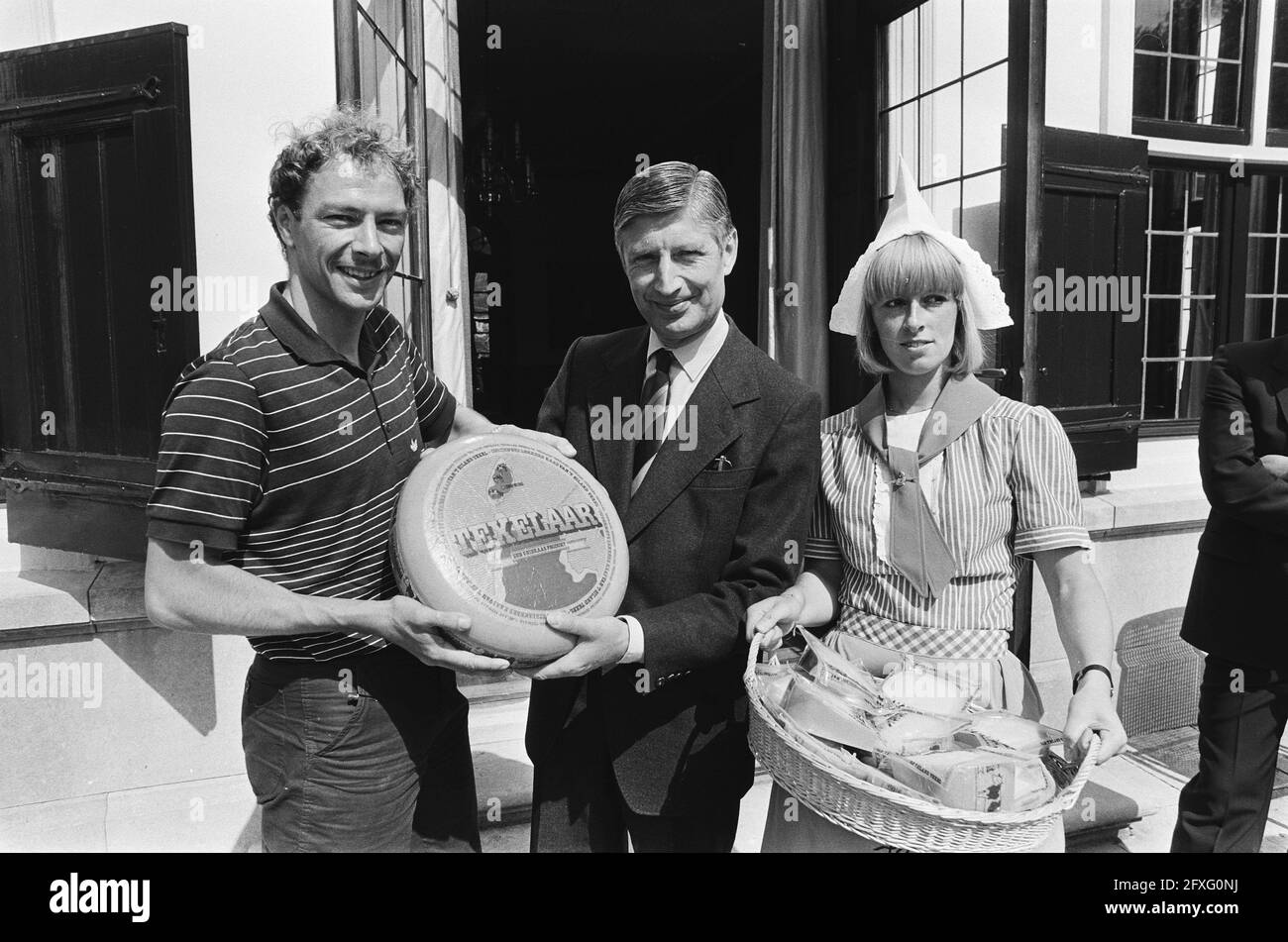 Van Agt erhält von der Eisläuferin Hilbert van der Duim ein halbes Millionstel Kilo Texelkäse; vlnr Van der Duim, Van Agt und Cheese Girl with Cheese, 19. Mai 1982, Käse, Politiker, Eisläufer, Molkerei, Niederlande, Foto der Presseagentur des 20. Jahrhunderts, zu erinnerende Nachrichten, Dokumentarfilm, historische Fotografie 1945-1990, visuelle Geschichten, Menschliche Geschichte des zwanzigsten Jahrhunderts, Momente in der Zeit festzuhalten Stockfoto