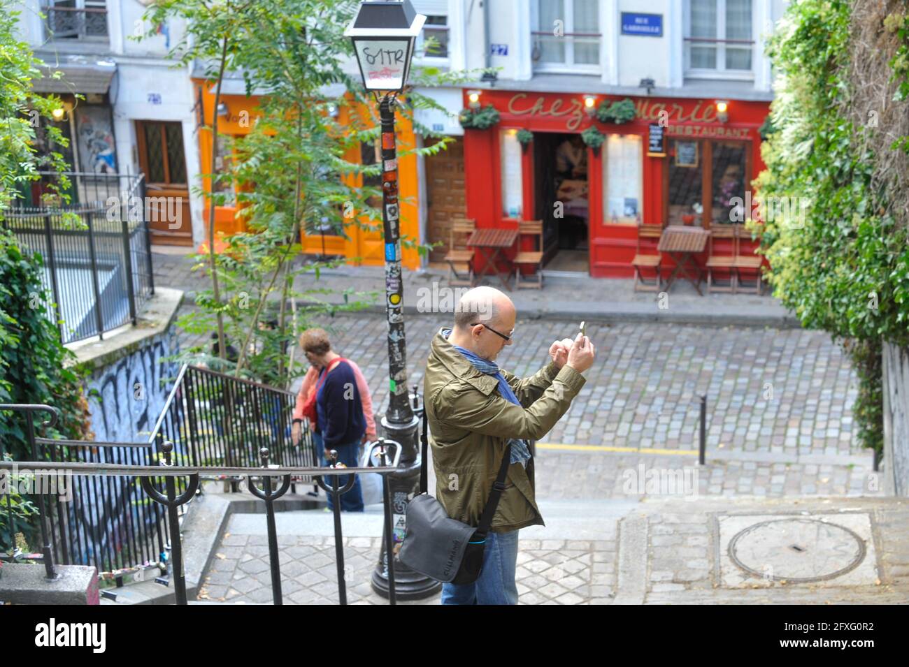 Paris, Frankreich, 30. September 2017: Treppen mit Passanten auf dem Weg nach Montmartre. Wenn Sie nicht mit dem Bus fahren wollen, haben Sie keine andere Wahl als U Stockfoto