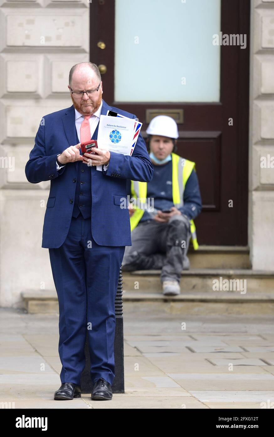 Der Abgeordnete George Freeman (Con: Mid Norfolk) hielt am 26. Mai 2021 auf seinem Mobiltelefon in Whitehall das Papier „Reform for Resilience“ der Post-Pandemic P Stockfoto