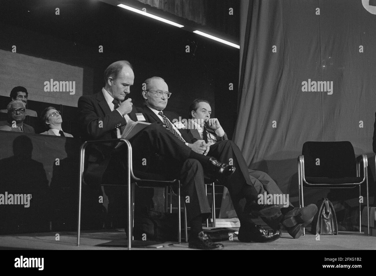 Von links nach rechts Zeugen General Brent Scowcroft (US Air Force), Mac George Bundy (New York University), M. André Fontaine (Herausgeber von Le Monde), 24. November 1981, Zeugen, Anhörungen, Niederlande, Presseagentur des 20. Jahrhunderts, Foto, Nachrichten zum erinnern, Dokumentarfilm, historische Fotografie 1945-1990, visuelle Geschichten, Menschliche Geschichte des zwanzigsten Jahrhunderts, Momente in der Zeit festzuhalten Stockfoto