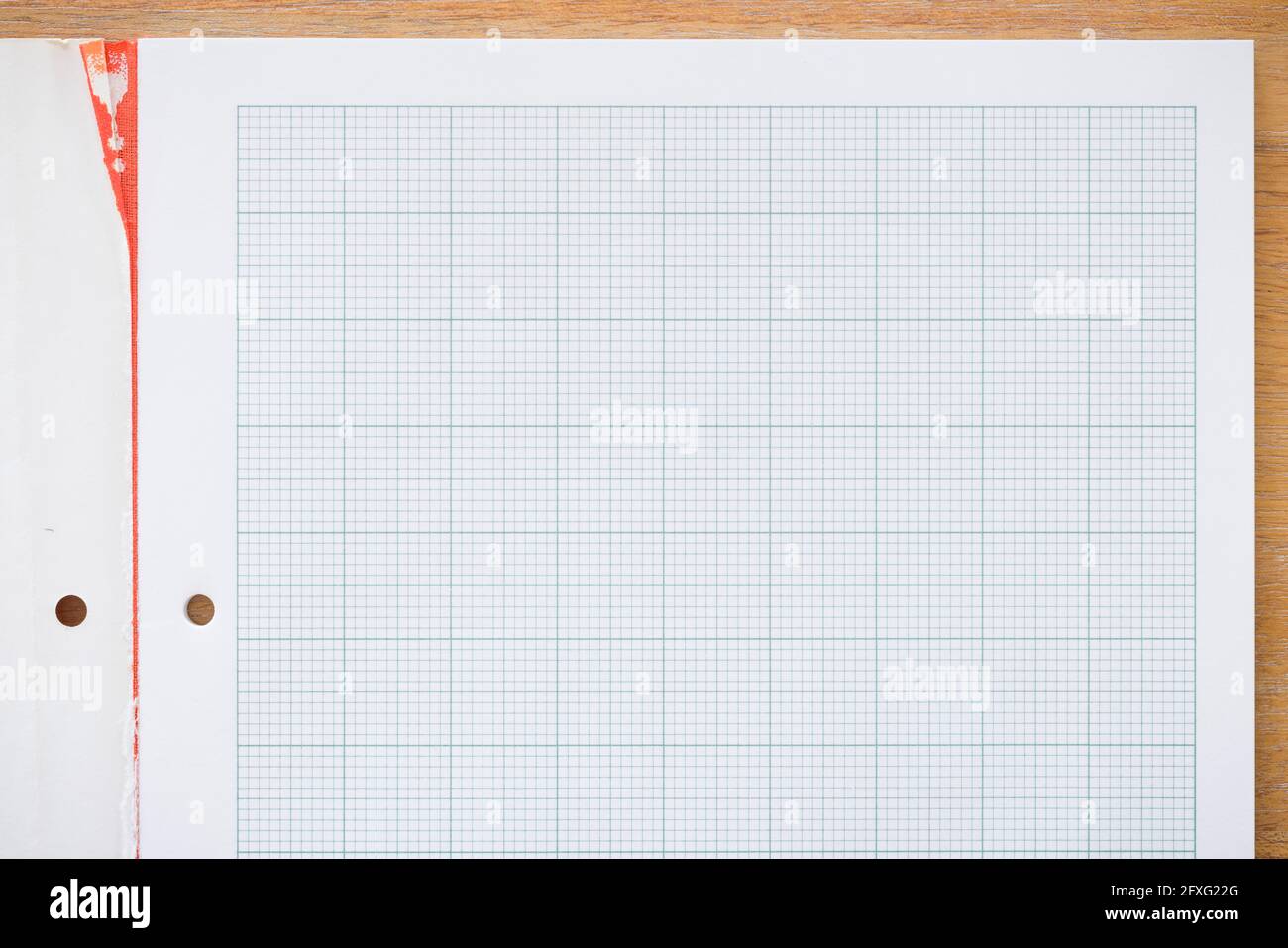 Notizbuch in Diagrammpapier. Echtes Papier auf einem Holzschreibtisch, ideal für einen Schul- oder Mathematikhintergrund, ein Konzept oder eine Vorlage Stockfoto Notizbuch in Diagrammpapier. Echtes Papier auf einem Holzschreibtisch, ideal für einen Schul- oder Mathematikhintergrund, ein Konzept oder eine Vorlage Stockfoto
