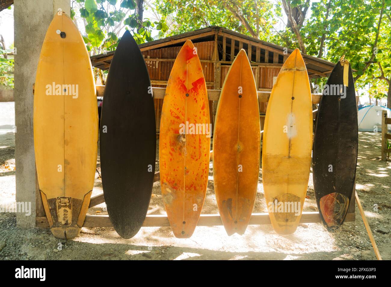 Holztor aus sechs alten und gebrauchten Surfbrettern Ein Surfcamp Stockfoto