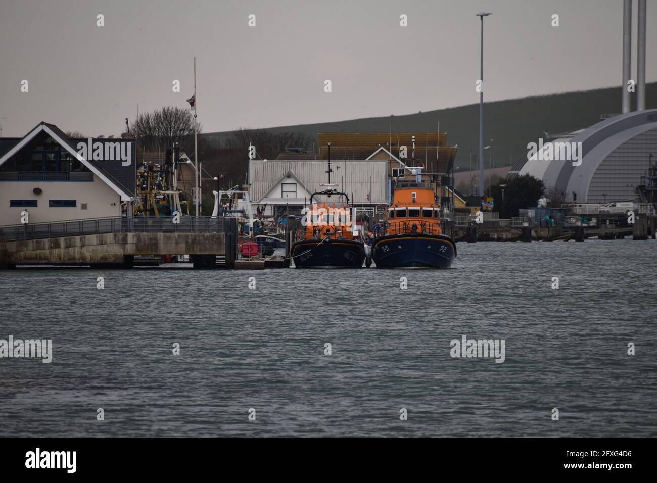 Ein RNLI Severn sitzt neben einem RNLI Tamar in Newhaven RNLI Stockfoto