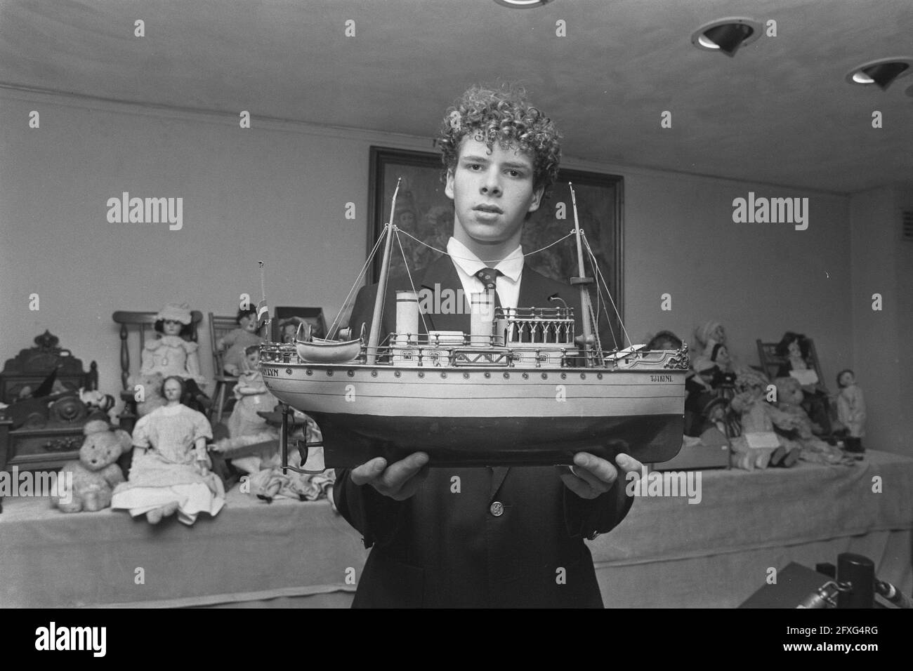Versteigerung von Kinderspielzeug in Sotheby in Amsterdam; ein aufgeschüsseltes Flussboot, das etwa 10,000 Gulden holen soll, 28. November 1986, Auktionen, Niederlande, Foto der Presseagentur des 20. Jahrhunderts, News to remember, Dokumentarfilm, historische Fotografie 1945-1990, visuelle Geschichten, Menschliche Geschichte des zwanzigsten Jahrhunderts, Momente in der Zeit festzuhalten Stockfoto