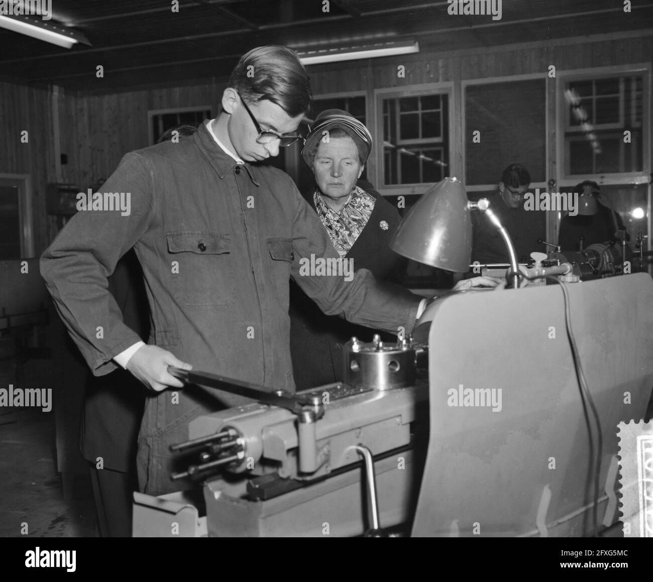 Königin Juliana besucht Institut für blinde Kinder im Grab, Schulbesichtigung, 3. November 1959, Blinde, Blinde, Institutionen für Blinde, Königinnen, Niederlande, Presseagentur des 20. Jahrhunderts, Foto, News to remember, Dokumentarfilm, historische Fotografie 1945-1990, visuelle Geschichten, Menschliche Geschichte des zwanzigsten Jahrhunderts, Momente in der Zeit festzuhalten Stockfoto