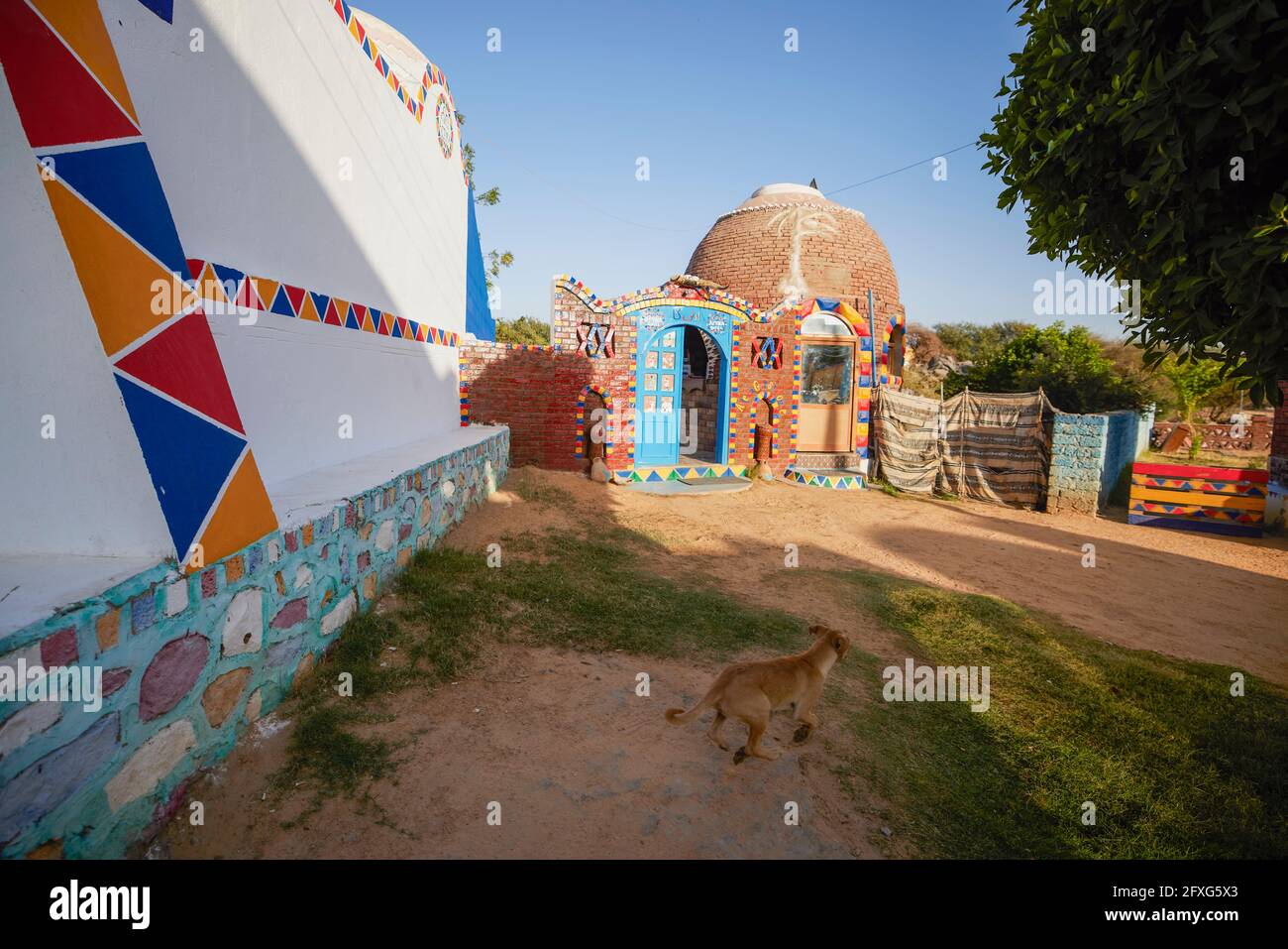 NUBISCHES DORF, ÄGYPTEN - 14. April 2021: Architektur eines der nubischen Dörfer in der Nähe von Assuan, einer Siedlung am Nil-Ufer aus dem Norden Stockfoto