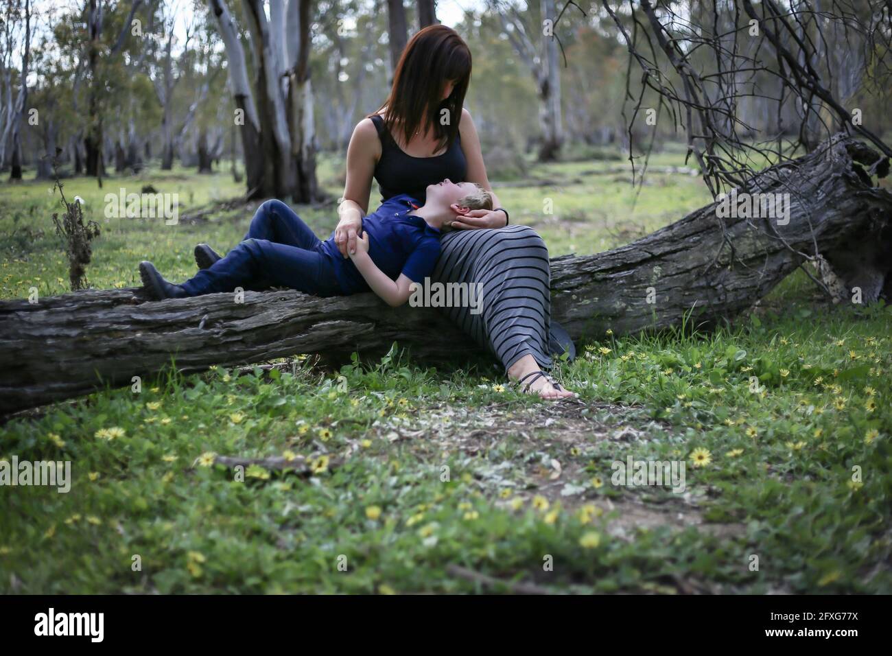 Nahaufnahme einer weißen kaukasischen Frau, die mit ihrem Sohn die Natur genießt Stockfoto