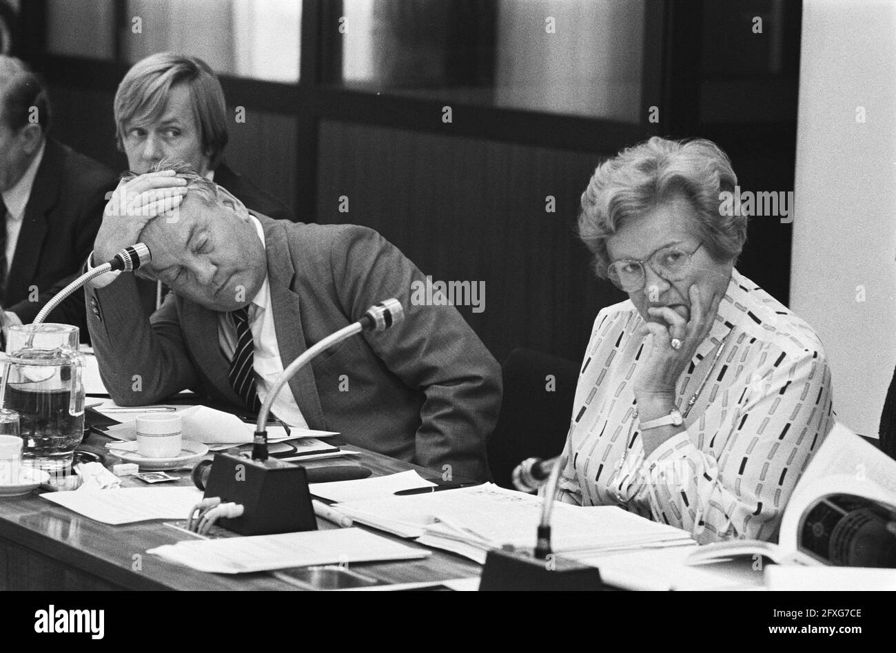 Treffen des Unterhausausschusses für öffentliche Gesundheit für alternative Medizin; links Staatssekretär Van der Reijden und rechts Vorsitzende Cornelissen, 5. September 1983, alternative Medizin, Meetings, Niederlande, Foto der Presseagentur des 20. Jahrhunderts, Nachrichten zum erinnern, Dokumentarfilm, historische Fotografie 1945-1990, visuelle Geschichten, Menschliche Geschichte des zwanzigsten Jahrhunderts, Momente in der Zeit festzuhalten Stockfoto