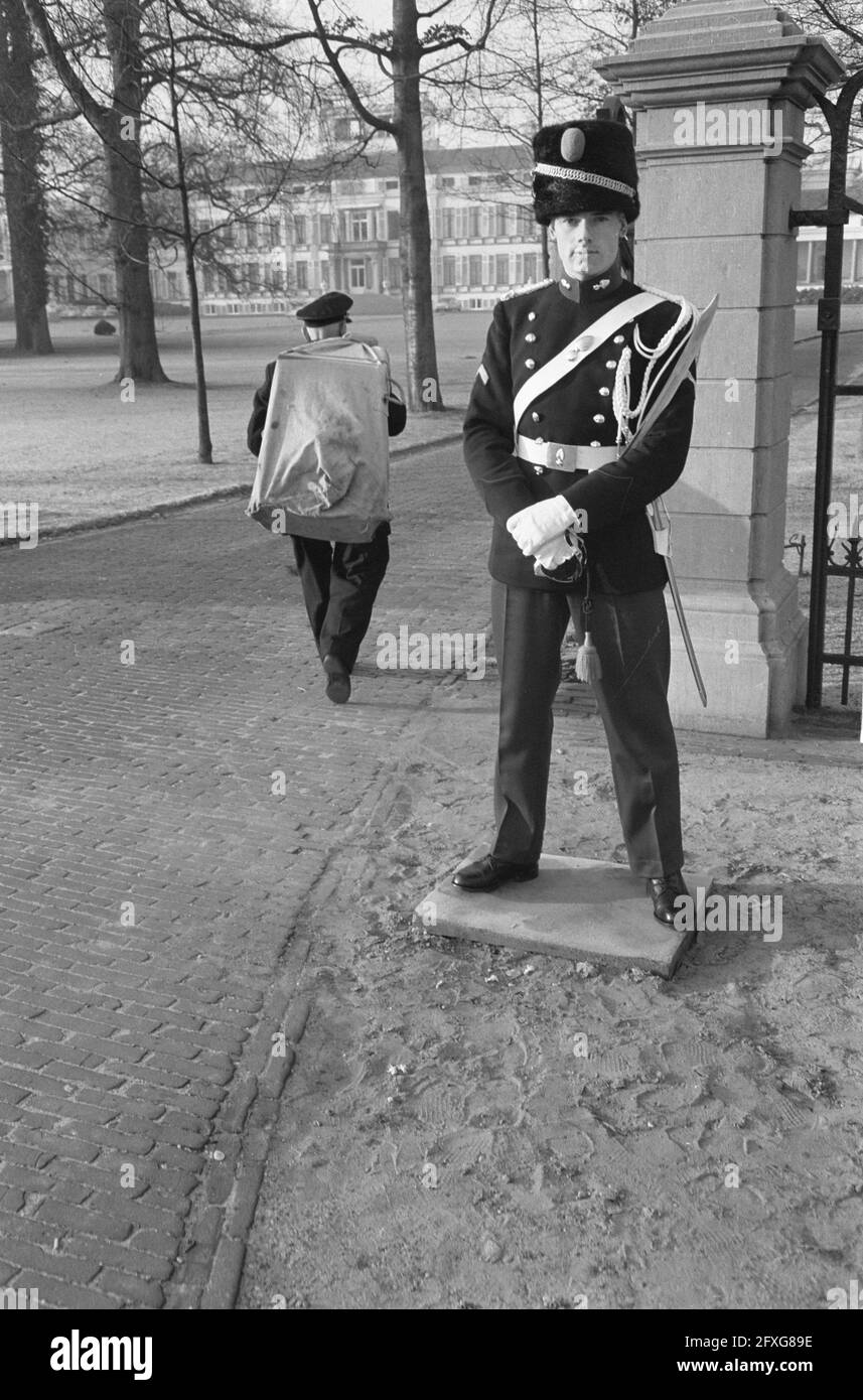 Geburtstag Prinzessin Beatrix . Konditor geht durch Zaun, 31. Januar 1962, Konditoren, Zäune, Geburtstage, Niederlande, Foto der Presseagentur des 20. Jahrhunderts, zu erinnerende Nachrichten, Dokumentarfilm, historische Fotografie 1945-1990, visuelle Geschichten, Menschliche Geschichte des zwanzigsten Jahrhunderts, Momente in der Zeit festzuhalten Stockfoto