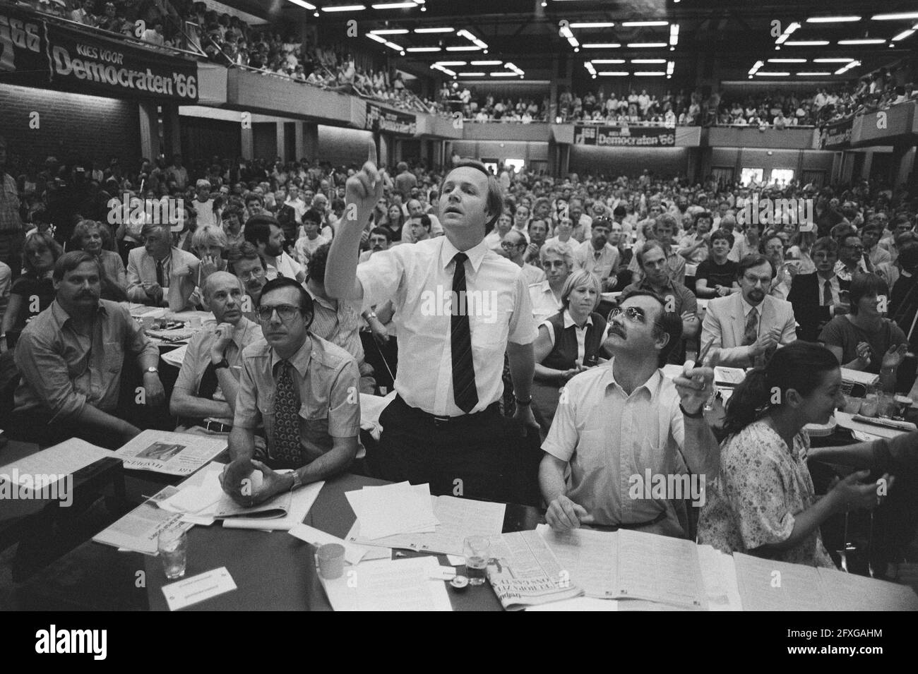 Wahlkongress D66 in Amersfoort ( De Flint ); Jan Terlouw 5: V. Mierlo (l), Wolffensperger, 17. Juli 1982, Wahlkongresse, Niederlande, Presseagentur des 20. Jahrhunderts, Foto, Nachrichten zum erinnern, Dokumentarfilm, historische Fotografie 1945-1990, visuelle Geschichten, Menschliche Geschichte des zwanzigsten Jahrhunderts, Momente in der Zeit festzuhalten Stockfoto