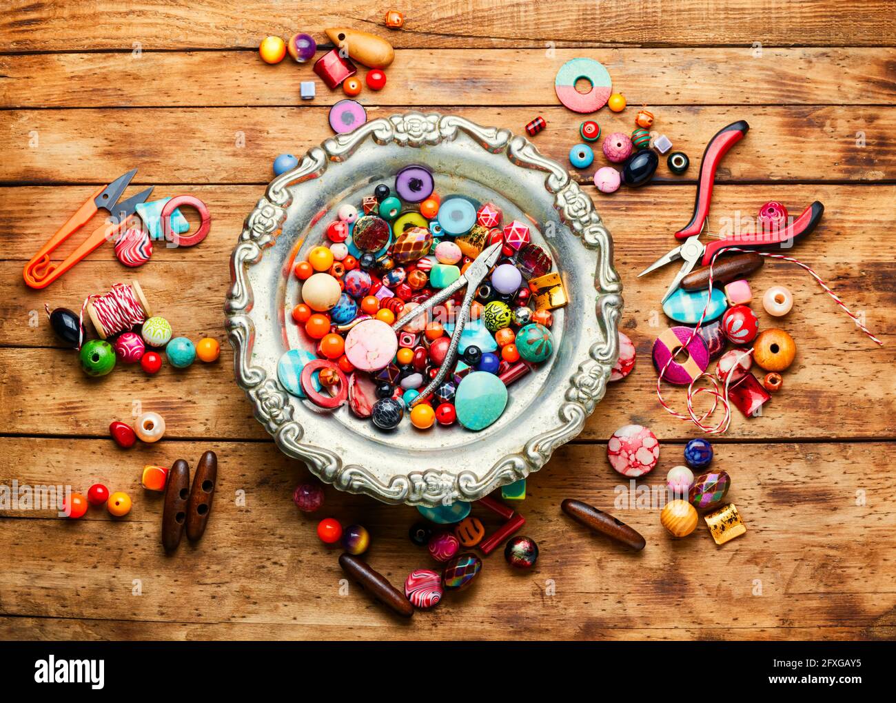 Bunte Samen Perlen in verschiedenen Größen.Handwerk, Perlen.Hobby und handgefertigt Stockfoto