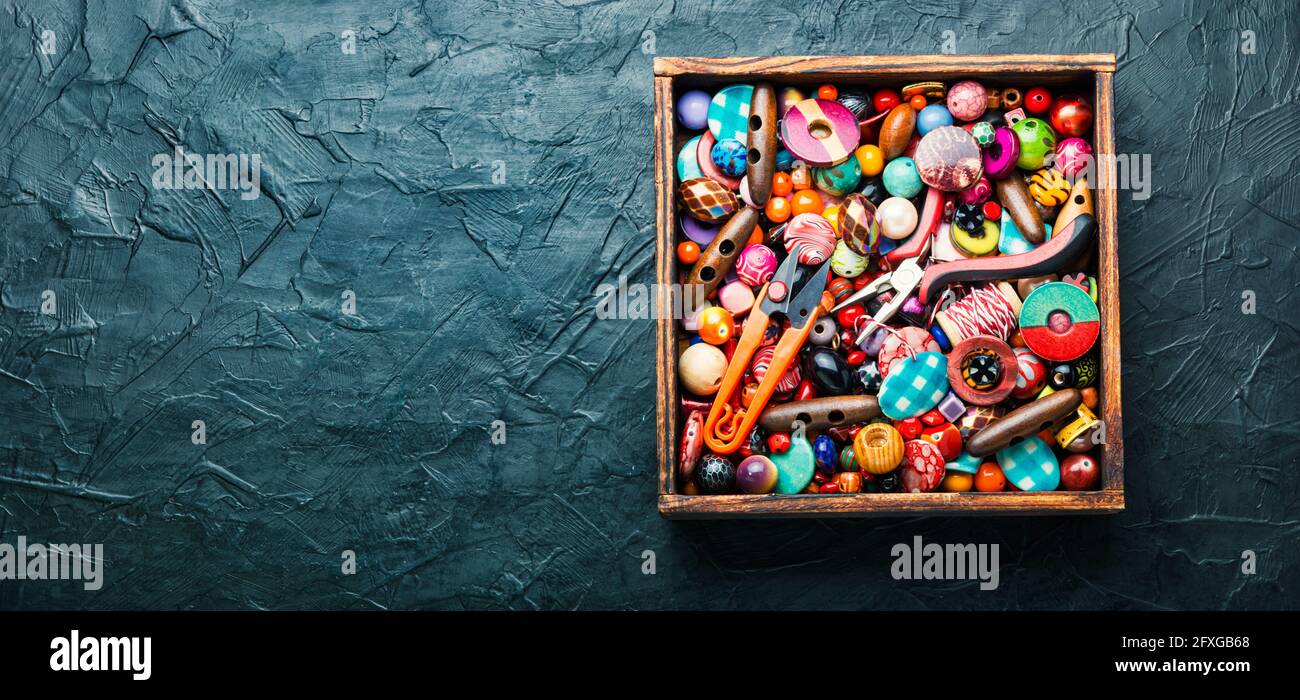 Bunte Samenkorne in verschiedenen Größen.Platz für Text Stockfoto