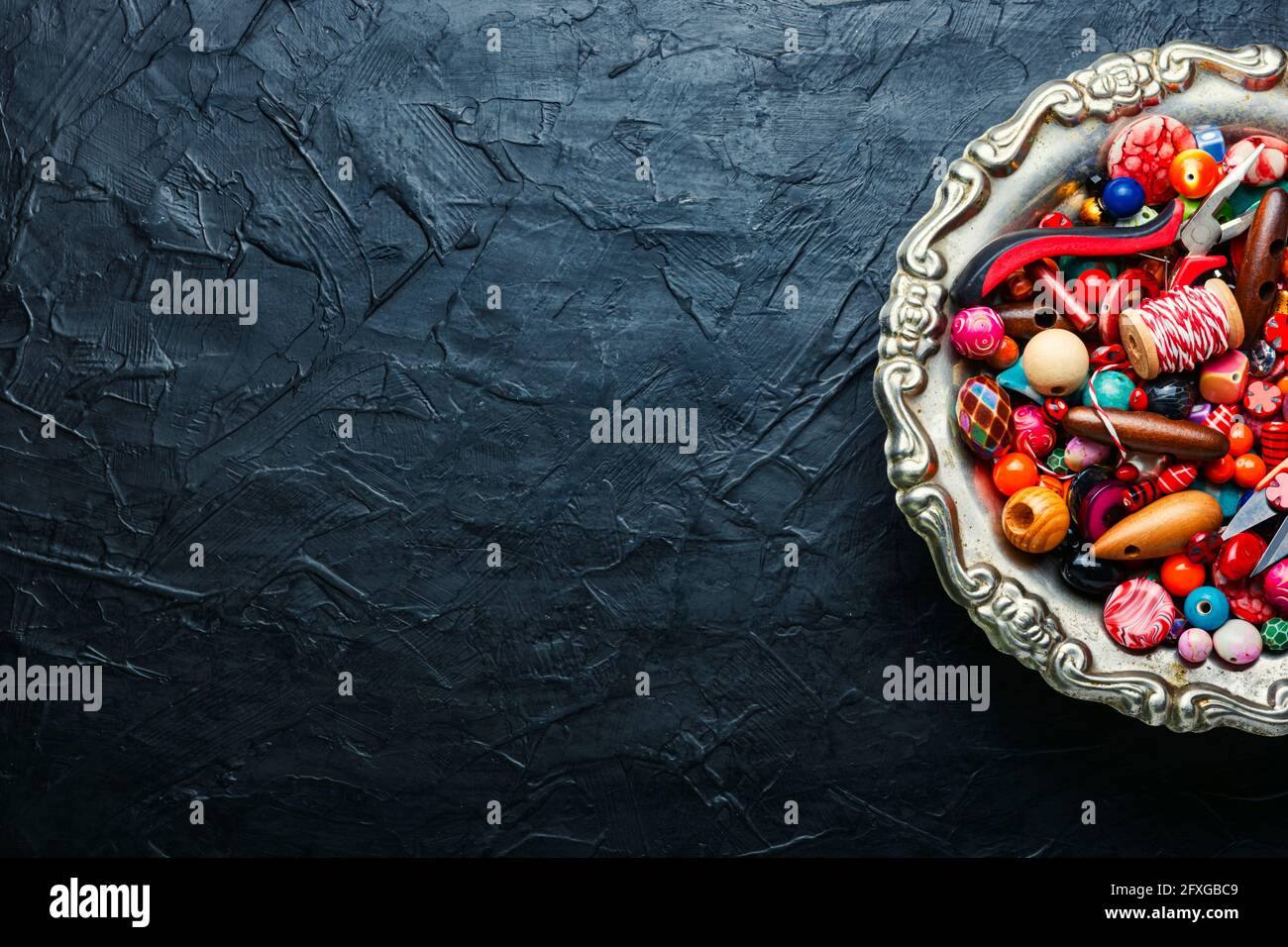 Bunte Samenkorne in verschiedenen Größen.Platz für Text Stockfoto