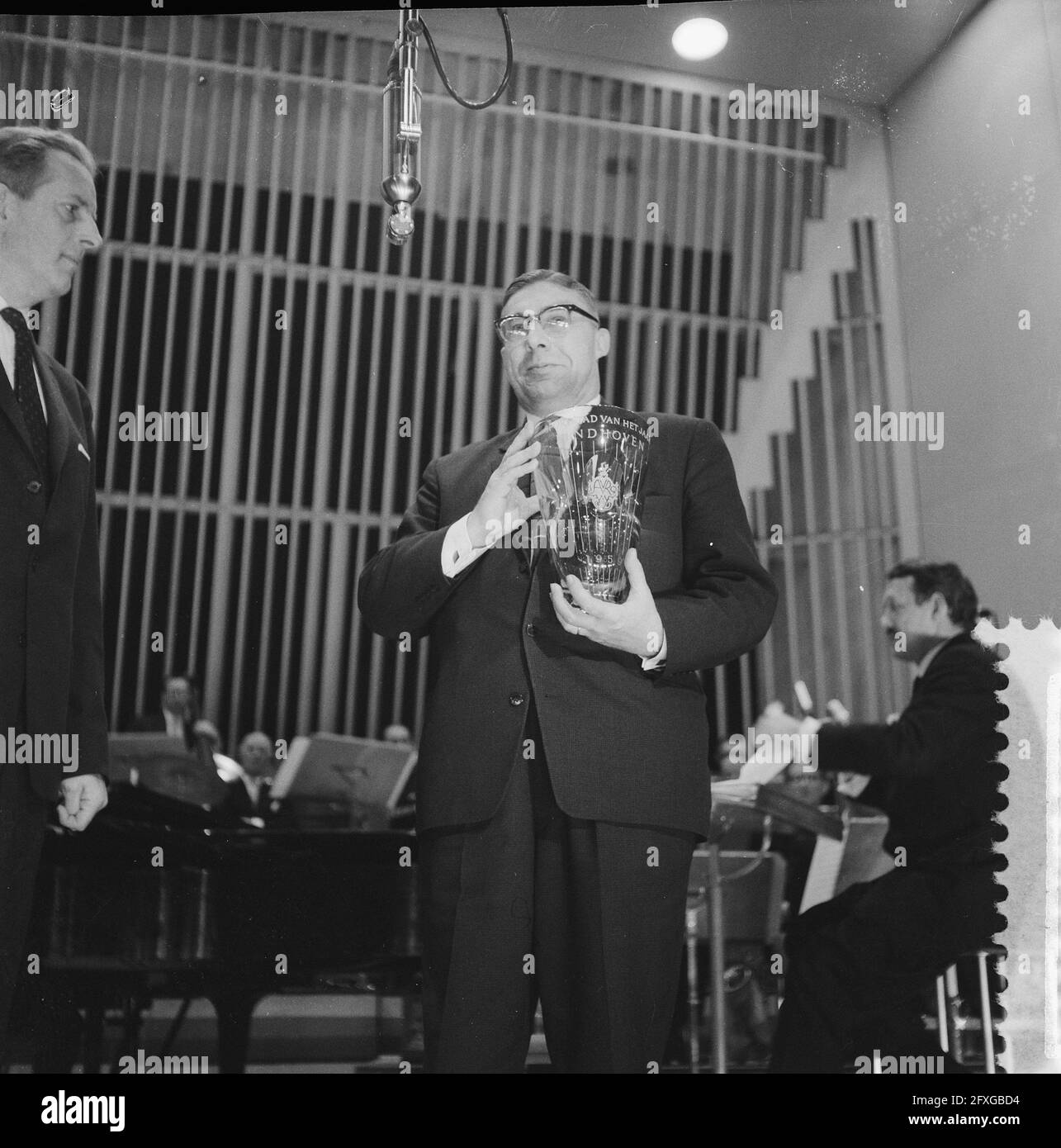 Wahl Sportler, Sportlerin und Sportlichkeit des Jahres drs. Gijzels von Eindhoven mit Trophäe, 5. Januar 1960, Wahlen, Trophäen, Sportsmen, Niederlande, Foto der Presseagentur des 20. Jahrhunderts, zu erinnerende Nachrichten, Dokumentarfilm, historische Fotografie 1945-1990, visuelle Geschichten, Menschliche Geschichte des zwanzigsten Jahrhunderts, Momente in der Zeit festzuhalten Stockfoto