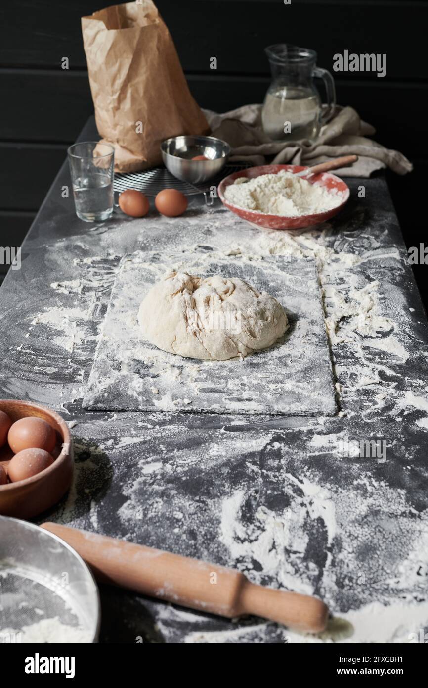 Bild von Küchentisch mit Teigmehl Eier und andere Zutaten zum Backen Stockfoto