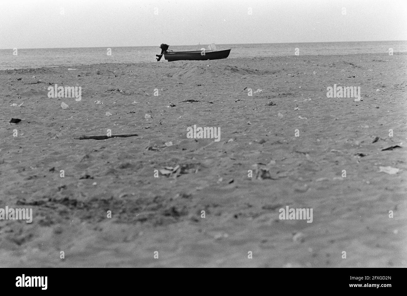 Kontaminierter Strand (Papier am Strand), 24. Juli 1967, Strände, Niederlande, 20. Jahrhundert Presseagentur Foto, Nachrichten zu erinnern, Dokumentarfilm, historische Fotografie 1945-1990, visuelle Geschichten, Menschliche Geschichte des zwanzigsten Jahrhunderts, Momente in der Zeit festzuhalten Stockfoto