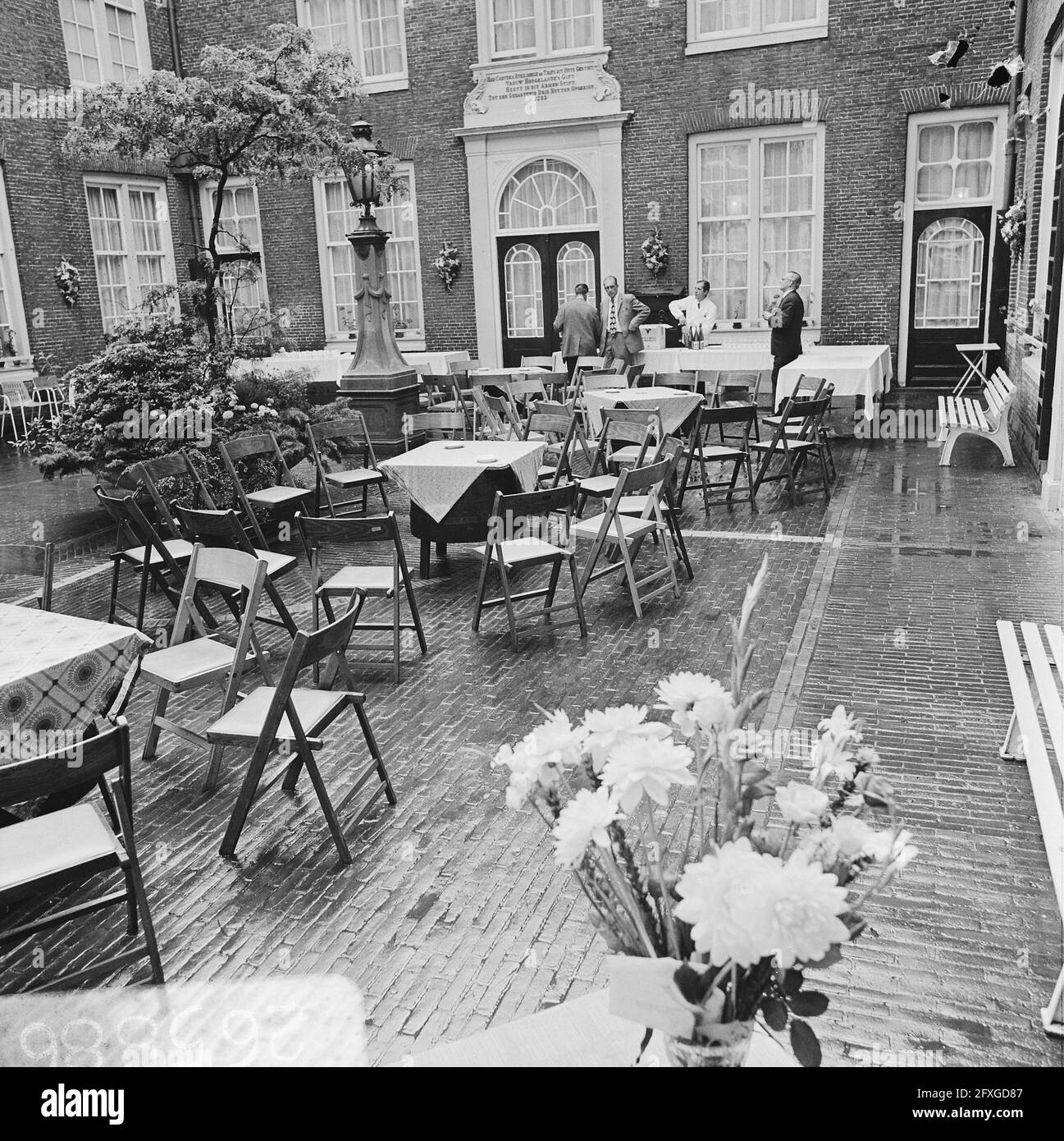 Verregnete Gedenkfeier zum 250. Jahrestag des Corvershof-Altersheims in Amsterdam, 3. August 1973, gedenkfeiern, Niederlande, Foto der Presseagentur des 20. Jahrhunderts, Nachrichten zur Erinnerung, Dokumentation, historische Fotografie 1945-1990, visuelle Geschichten, Menschliche Geschichte des zwanzigsten Jahrhunderts, Momente in der Zeit festzuhalten Stockfoto