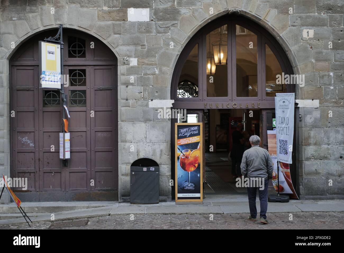 Die beiden Seilbahnen im oberen Bergamo nehmen ihre Tätigkeit bei wieder auf Volle Kapazität dank der Wiederöffnung nach dem Lockdown Stockfoto