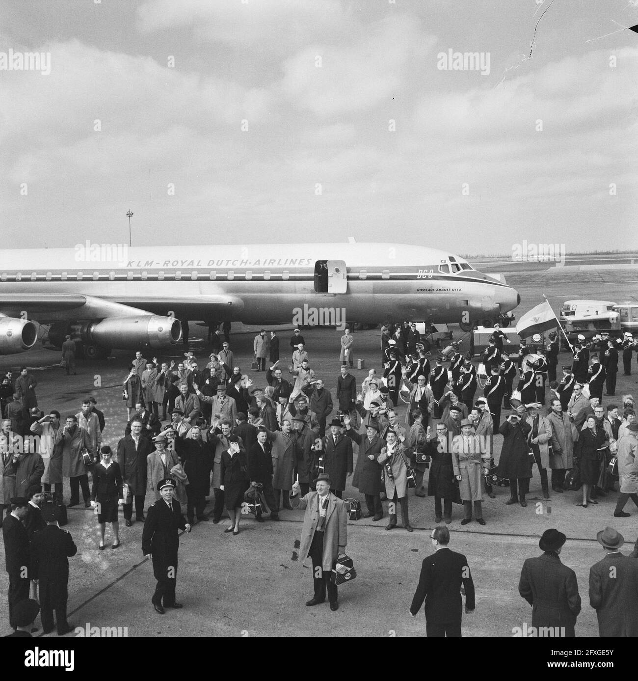 Abfahrt des Concertgebouw Orchesters vom Flughafen Schiphol nach Amerika. Das Orchester Waves Auf Wiedersehen, 8. April 1961, Orchester, Niederlande, 20. Jahrhundert Presseagentur Foto, Nachrichten zu erinnern, Dokumentarfilm, historische Fotografie 1945-1990, visuelle Geschichten, Menschliche Geschichte des zwanzigsten Jahrhunderts, Momente in der Zeit festzuhalten Stockfoto